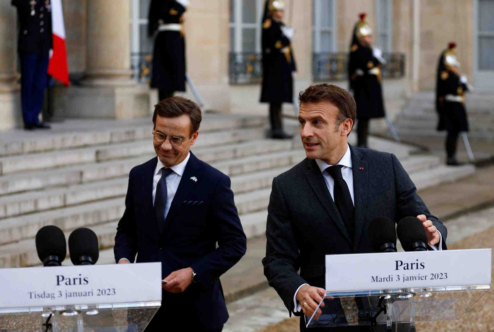 Le president francais emmanuel macron et le premier ministre suedois avant une reunion a l'elysee a paris