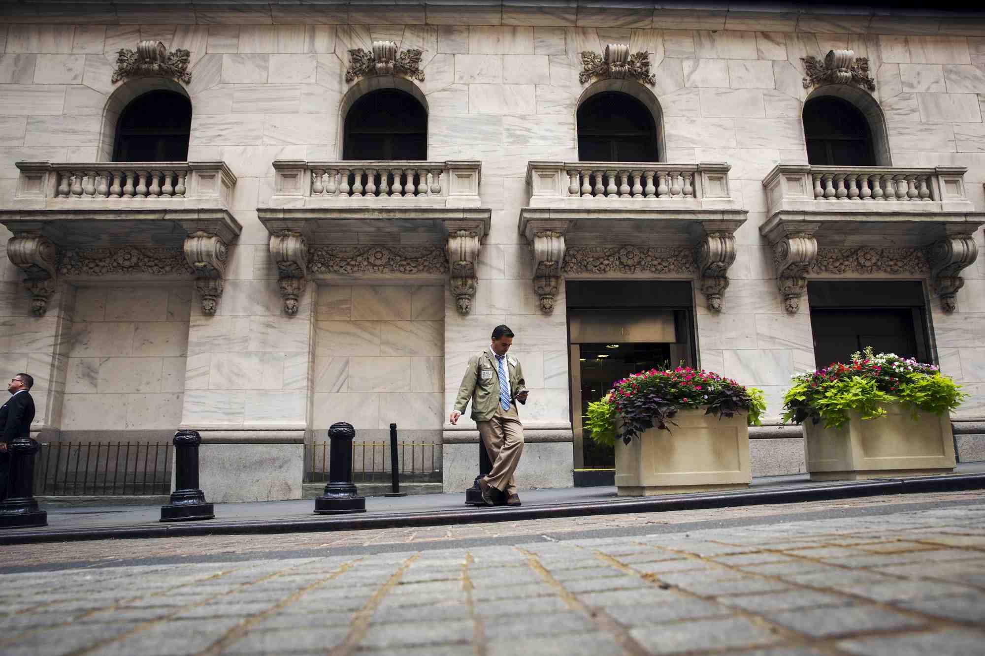 Un trader fume a l'exterieur de la bourse de new york