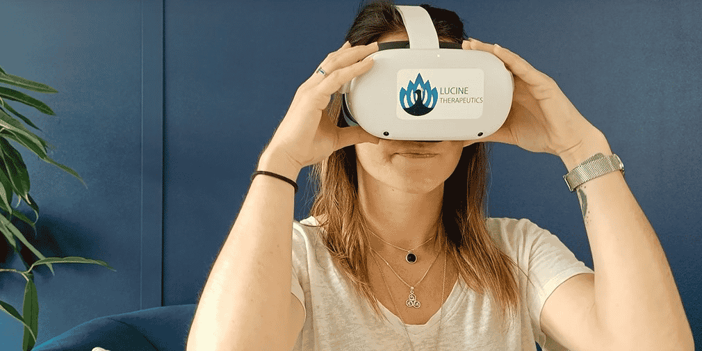 La solution Endocare, développée par Lucine, stimule la patient avec de la réalité virtuelle, de l'image et du son pour lutter contre les douleurs chroniques liées à l'endométriose.