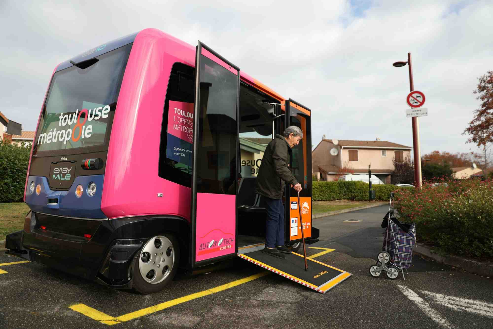 La navette EasyMile est équipée d'une rampe PMR électrique intégrée, comme l'a prouvé le test à Pibrac en 2017.