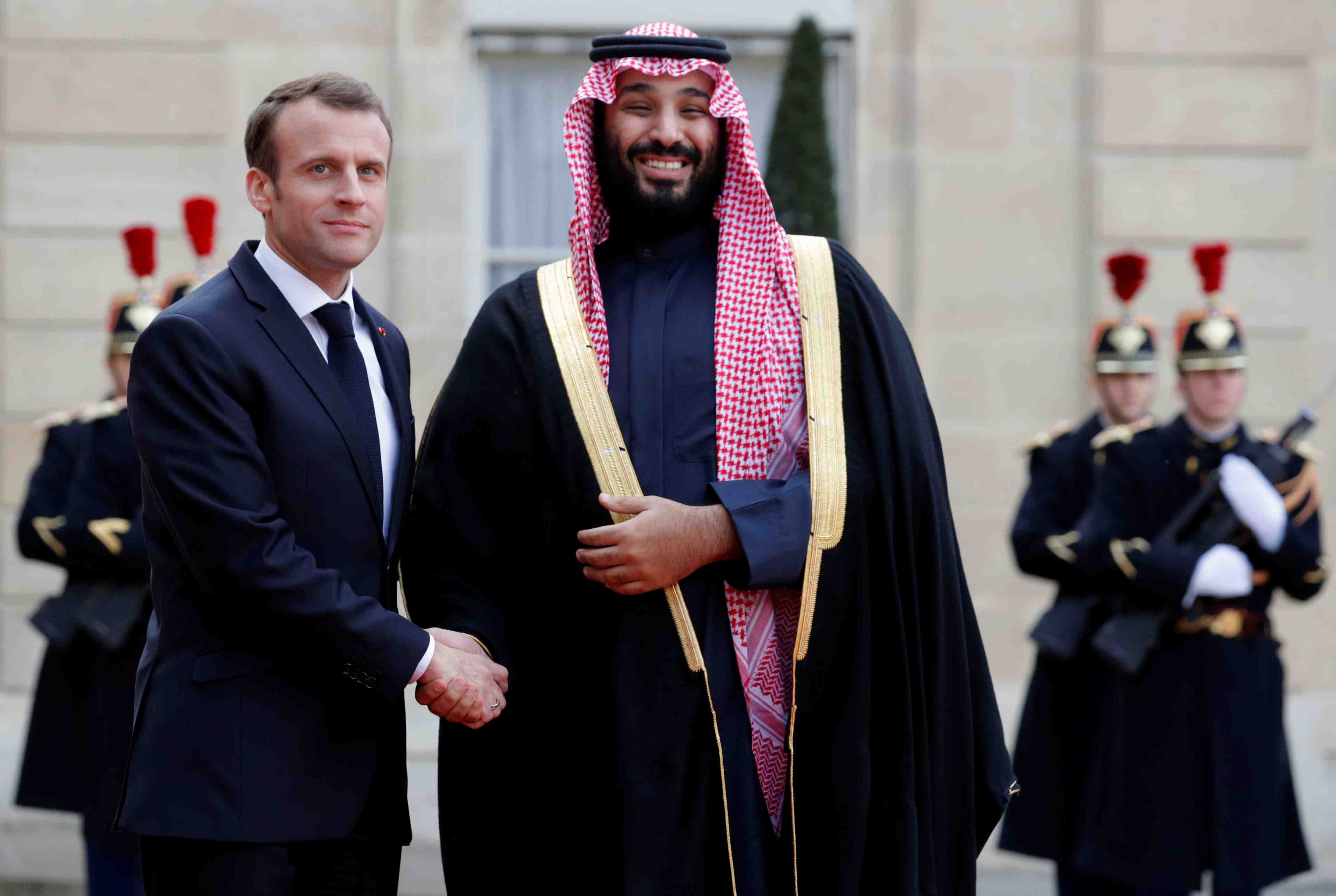 Face aux critiques, macron appelle a donner un chance a "mbs"