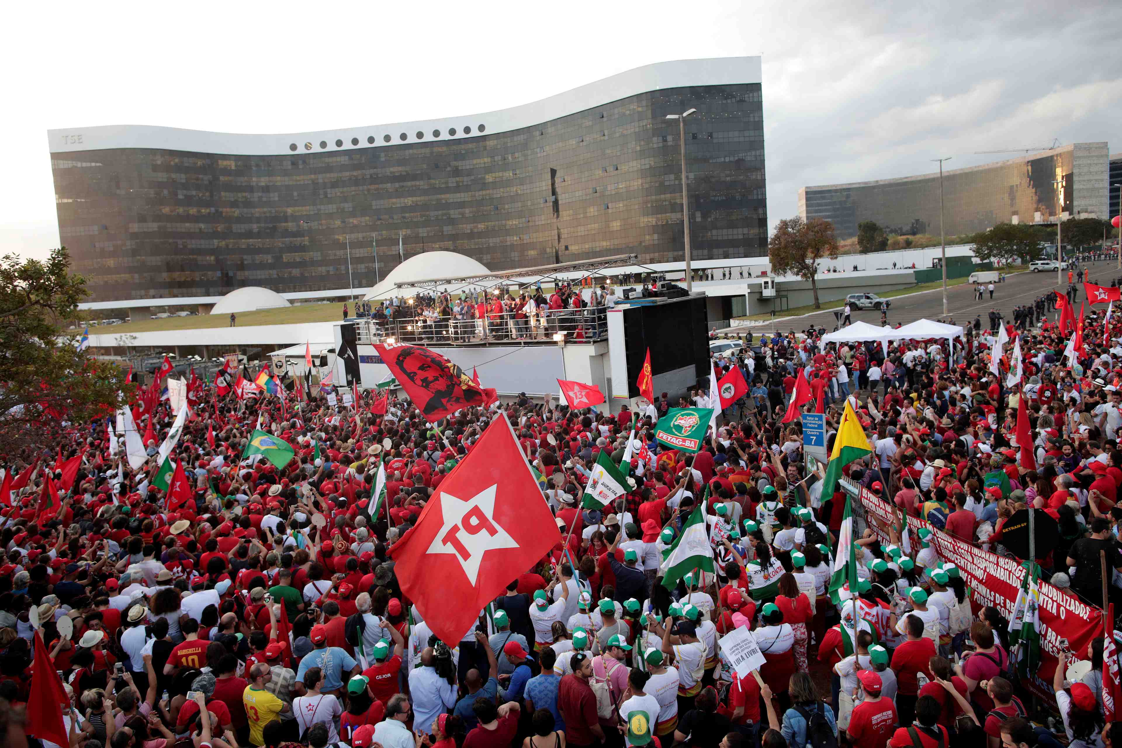 Depot de la candidature de lula a la presidentielle au bresil