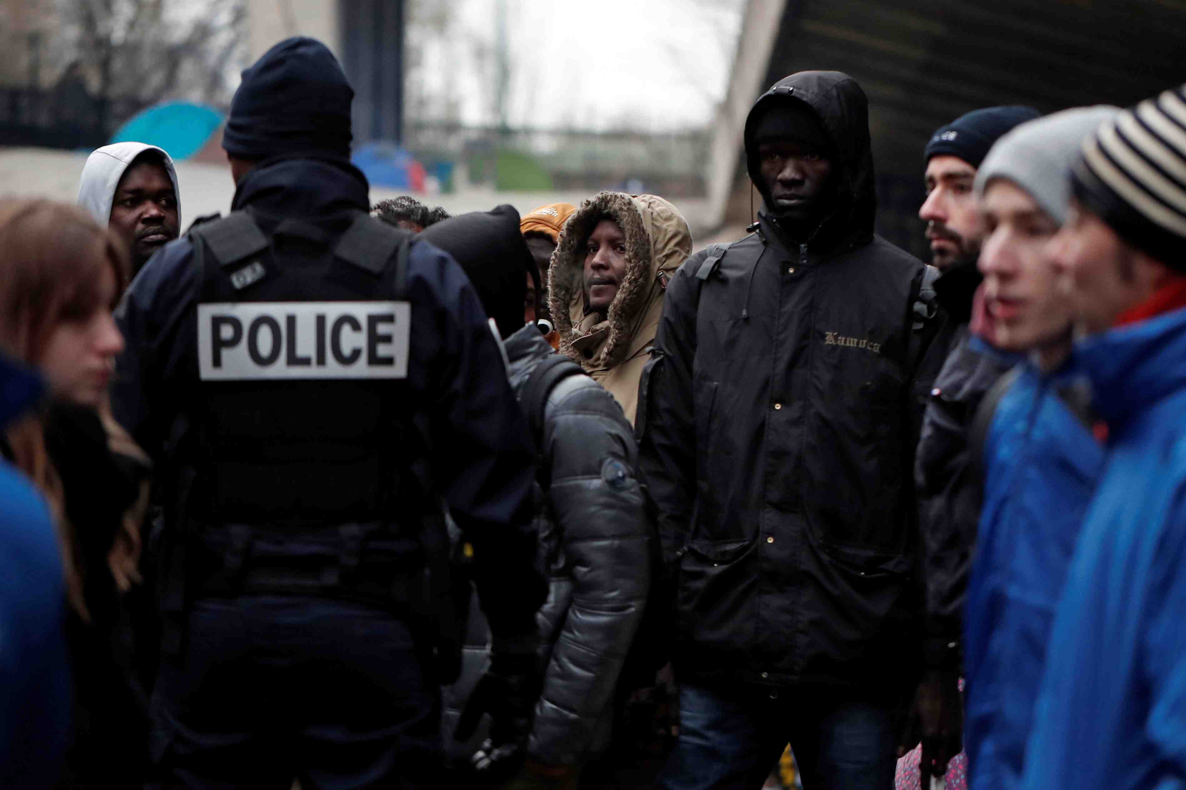 Toubon denonce des pratiques policieres discriminatoires a paris