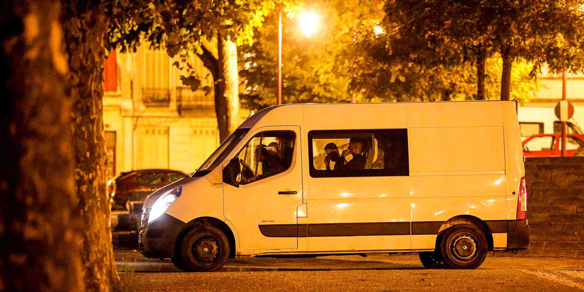 Chaque matin à Pauillac, c'est un ballet de camionnettes banalisées de prestataires viticoles qui viennent récupérer des travailleurs, majoritairement étrangers, pour les répartir dans les propriétés viticoles du Médoc.