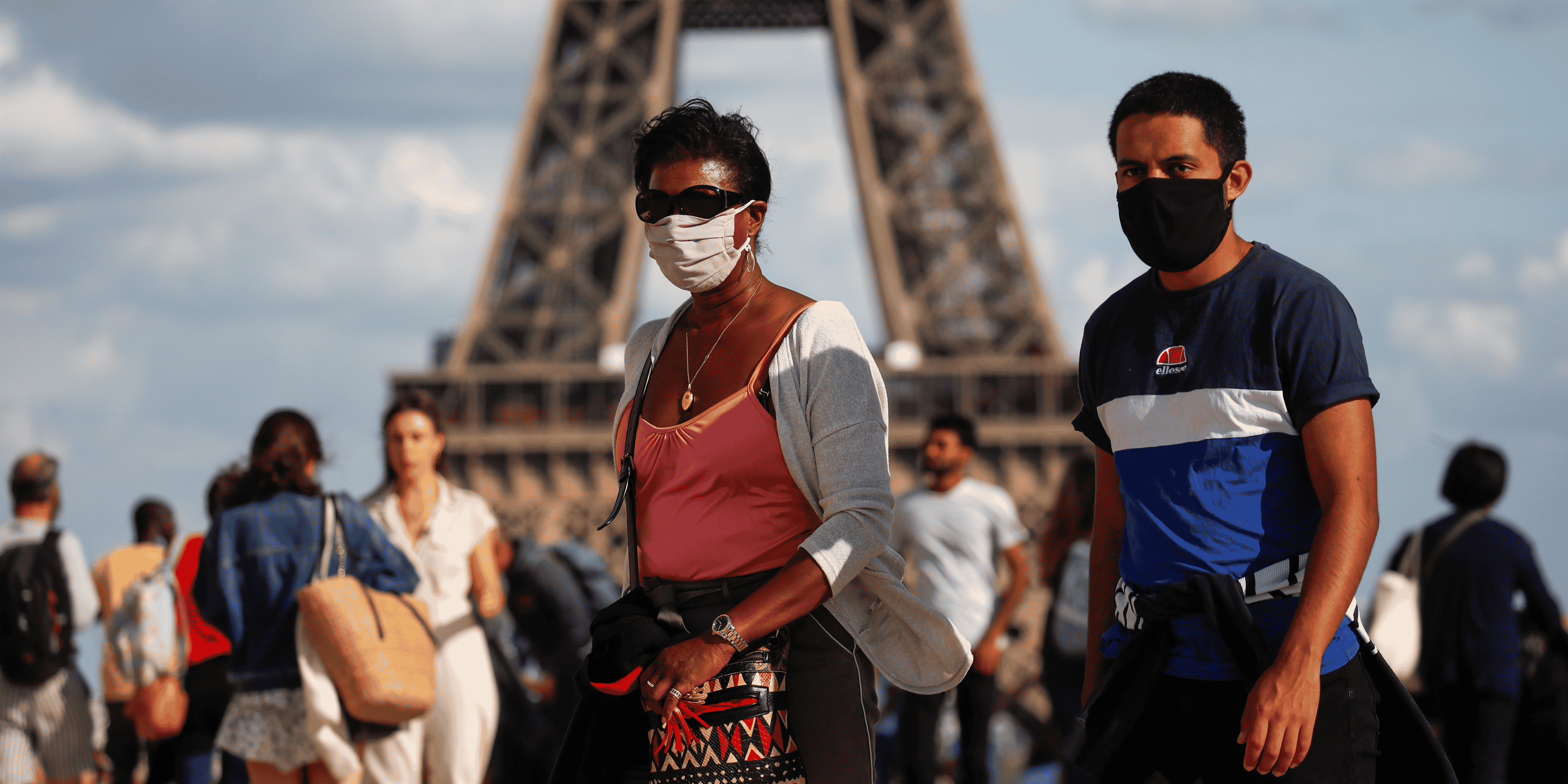Coronavirus : des gens portent un masque, square du Trocadéro, près de la tour Eiffel, alors que Paris prévoit de rendre obligatoire le port du masque à l'extérieur, dans certaines zones particulièrement fréquentées