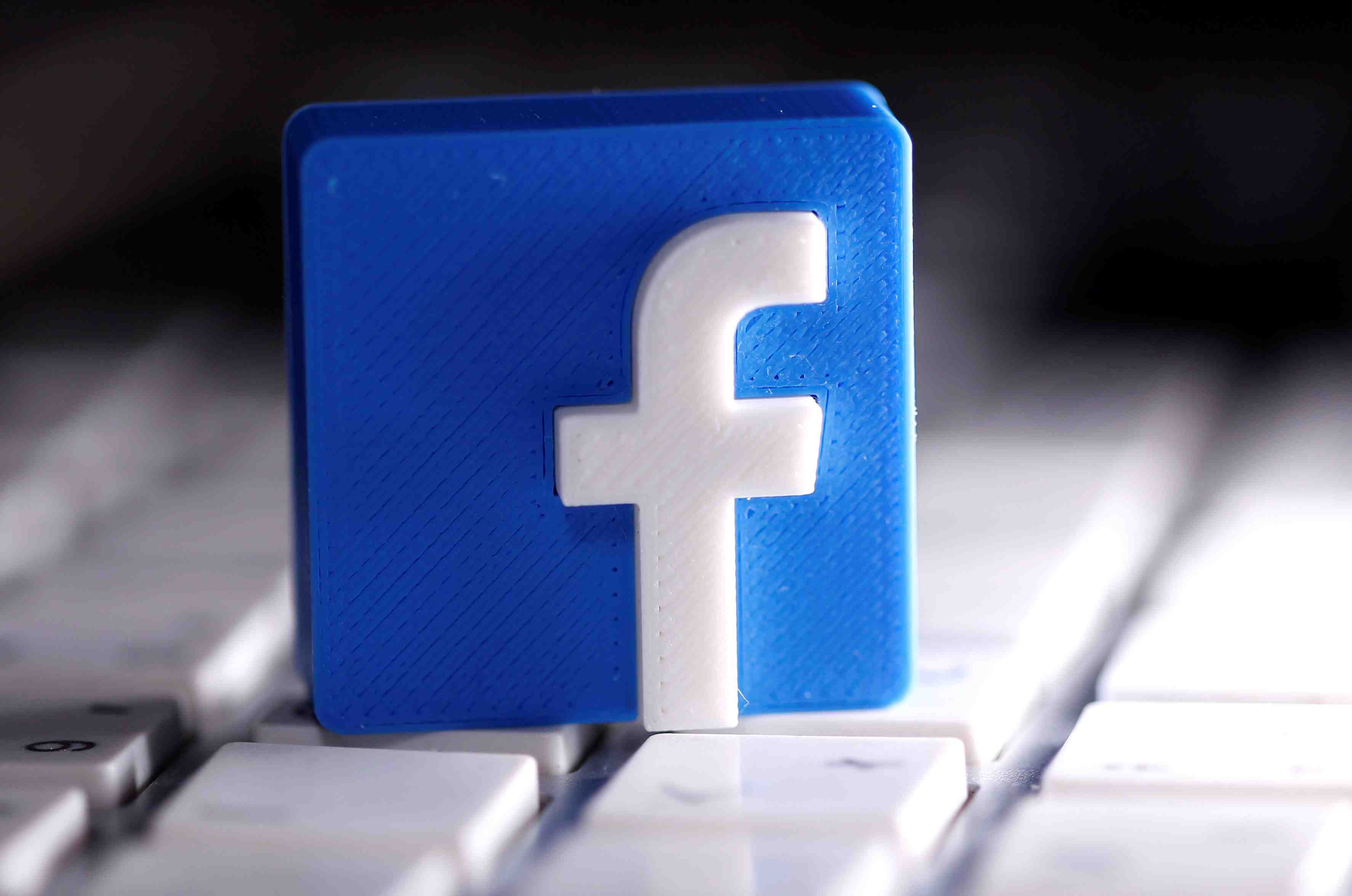 Facebook supprime des centaines de groupes lies au mouvement complotiste qanon