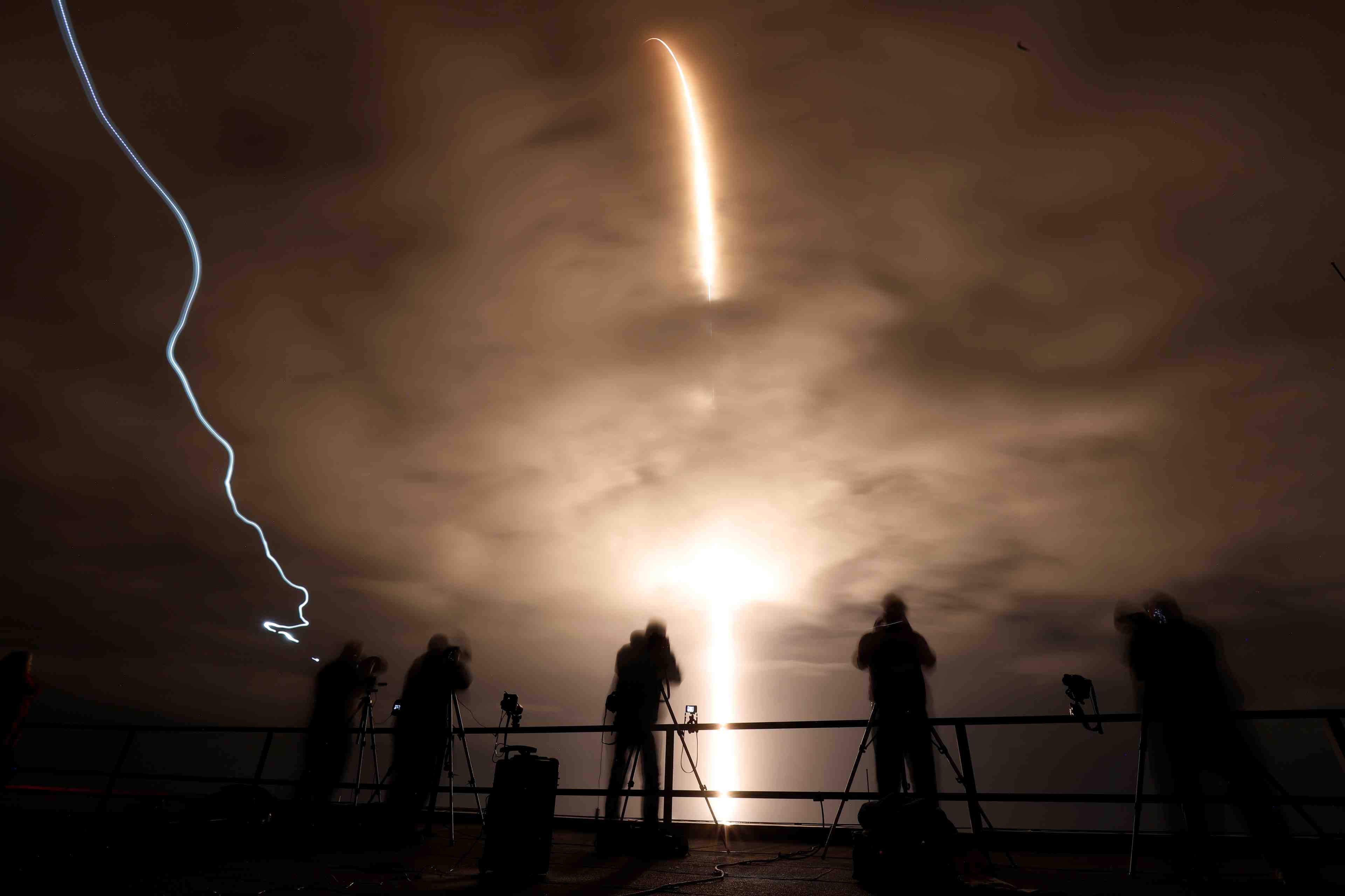 La capsule crew dragon s'est amarree a la station spatiale internationale
