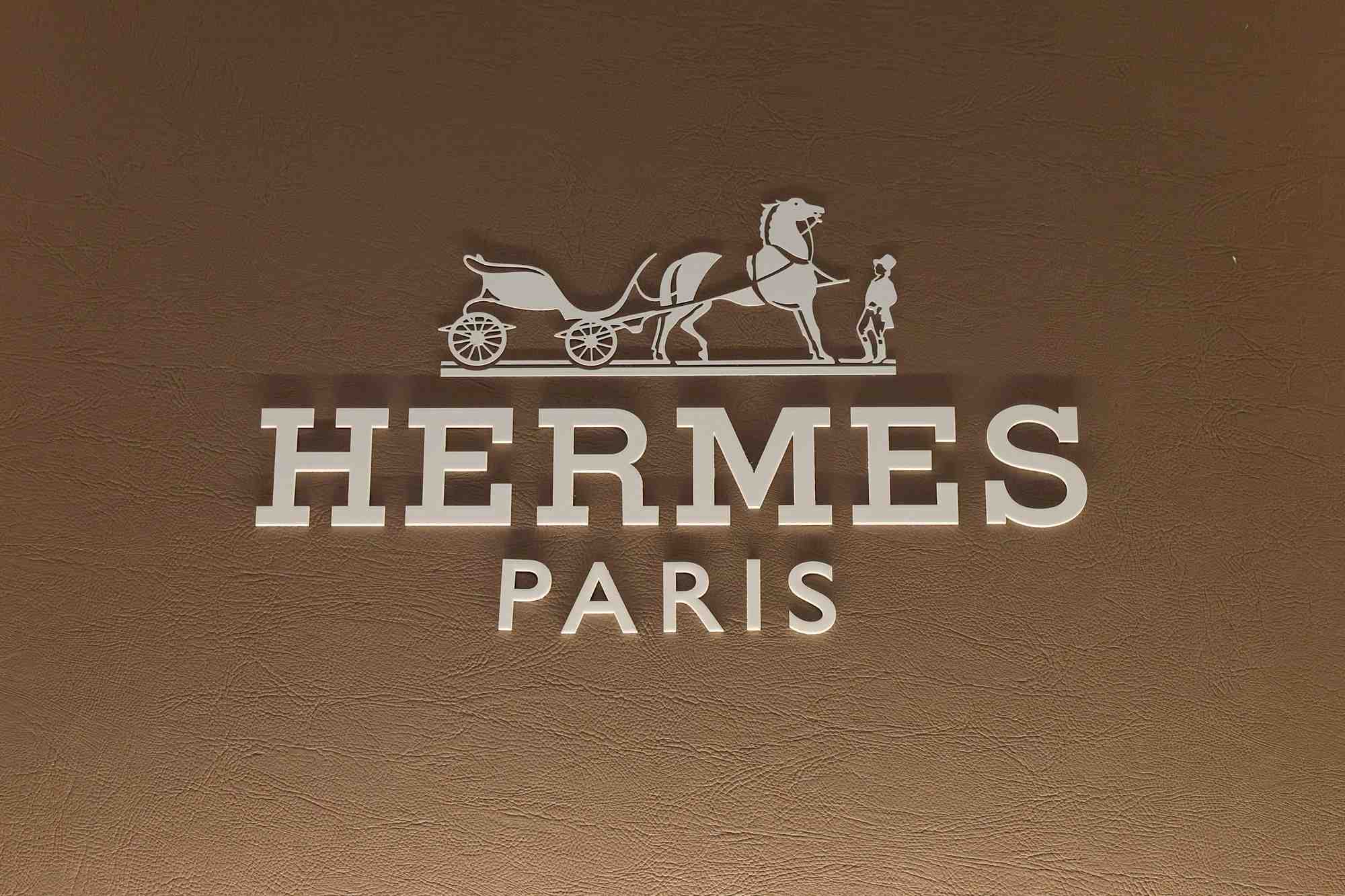 Le logo hermes lors d'une exposition