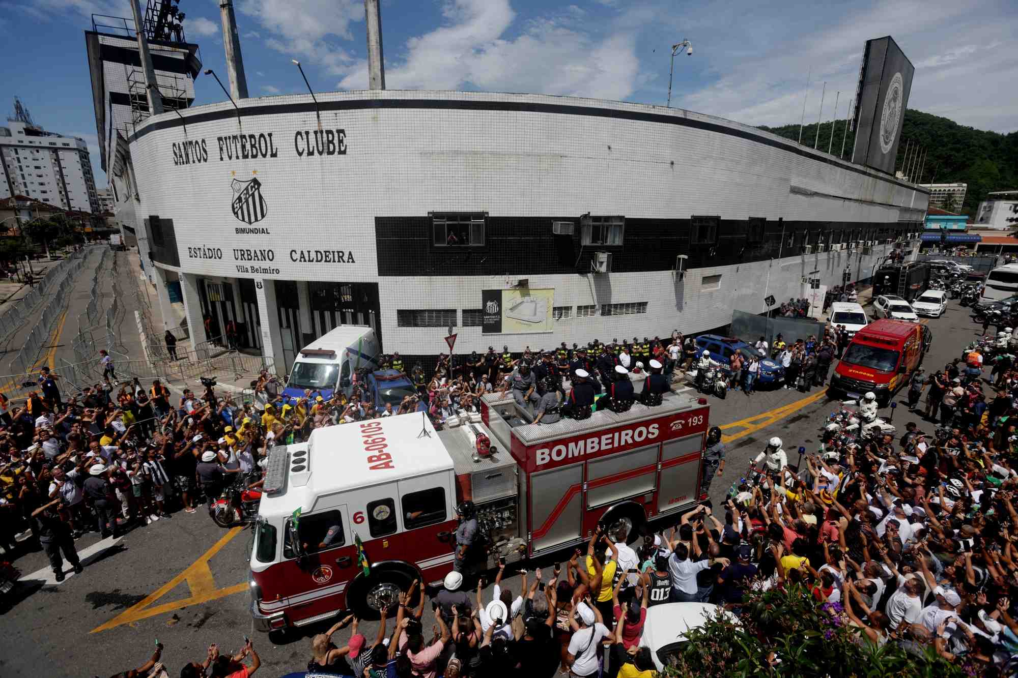 Le cercueil de pele est transporte par les pompiers, depuis le stade vila belmiro de son ancien club santos