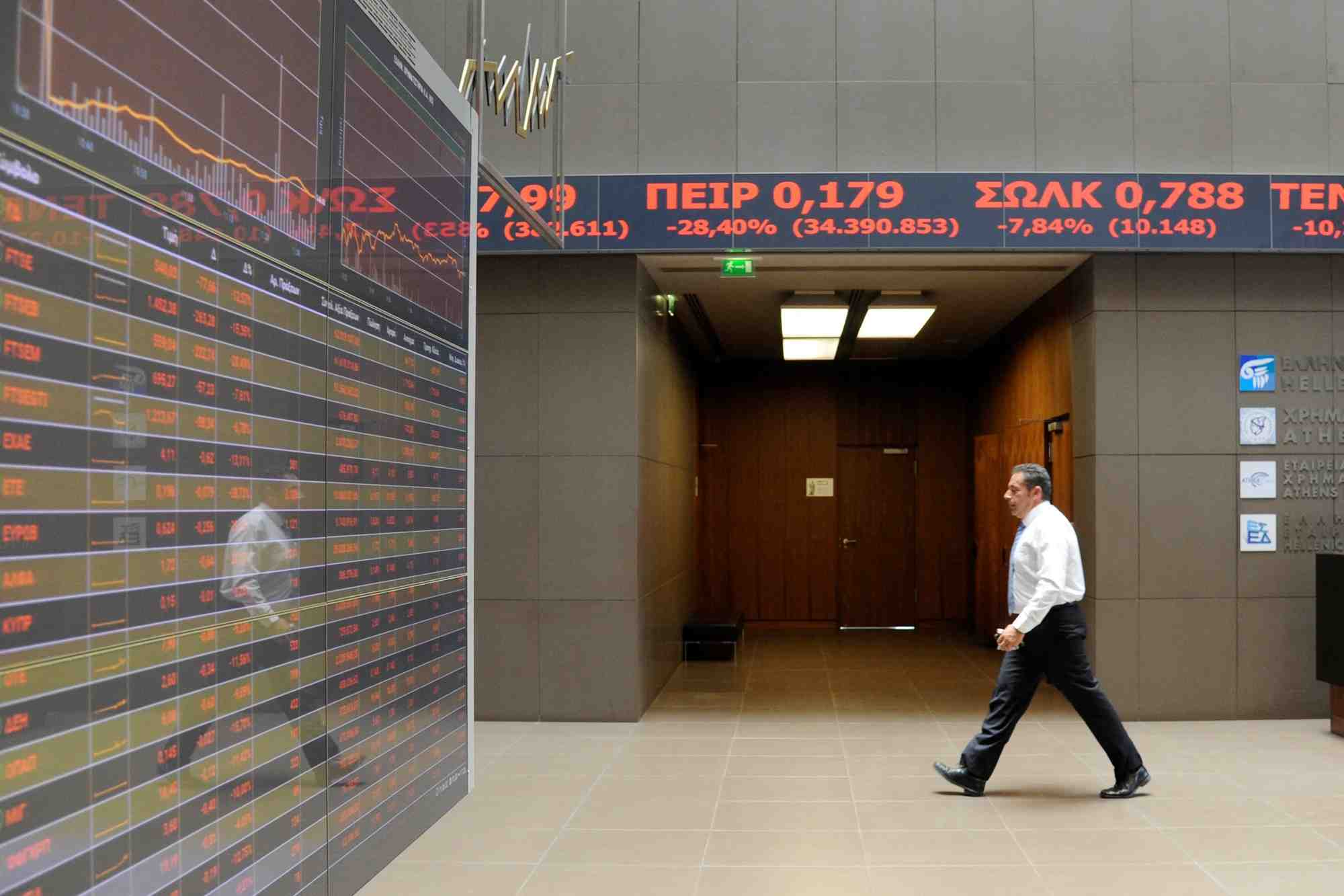 Photo d'un trader a la bourse d'athenes