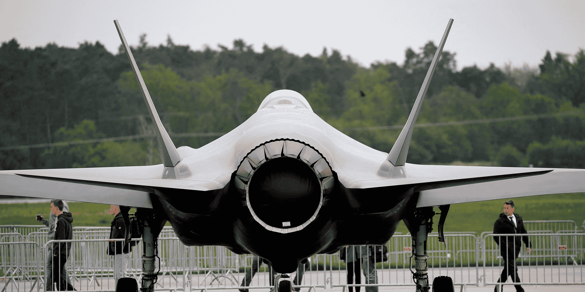 Comme le prévoit la loi américaine, le département d'État doit approuver les ventes d'armes à des pays tiers et en informer le Congrès. Les États-Unis n'approuvent d’ailleurs la vente des F-35 qu'à leurs partenaires les plus proches.