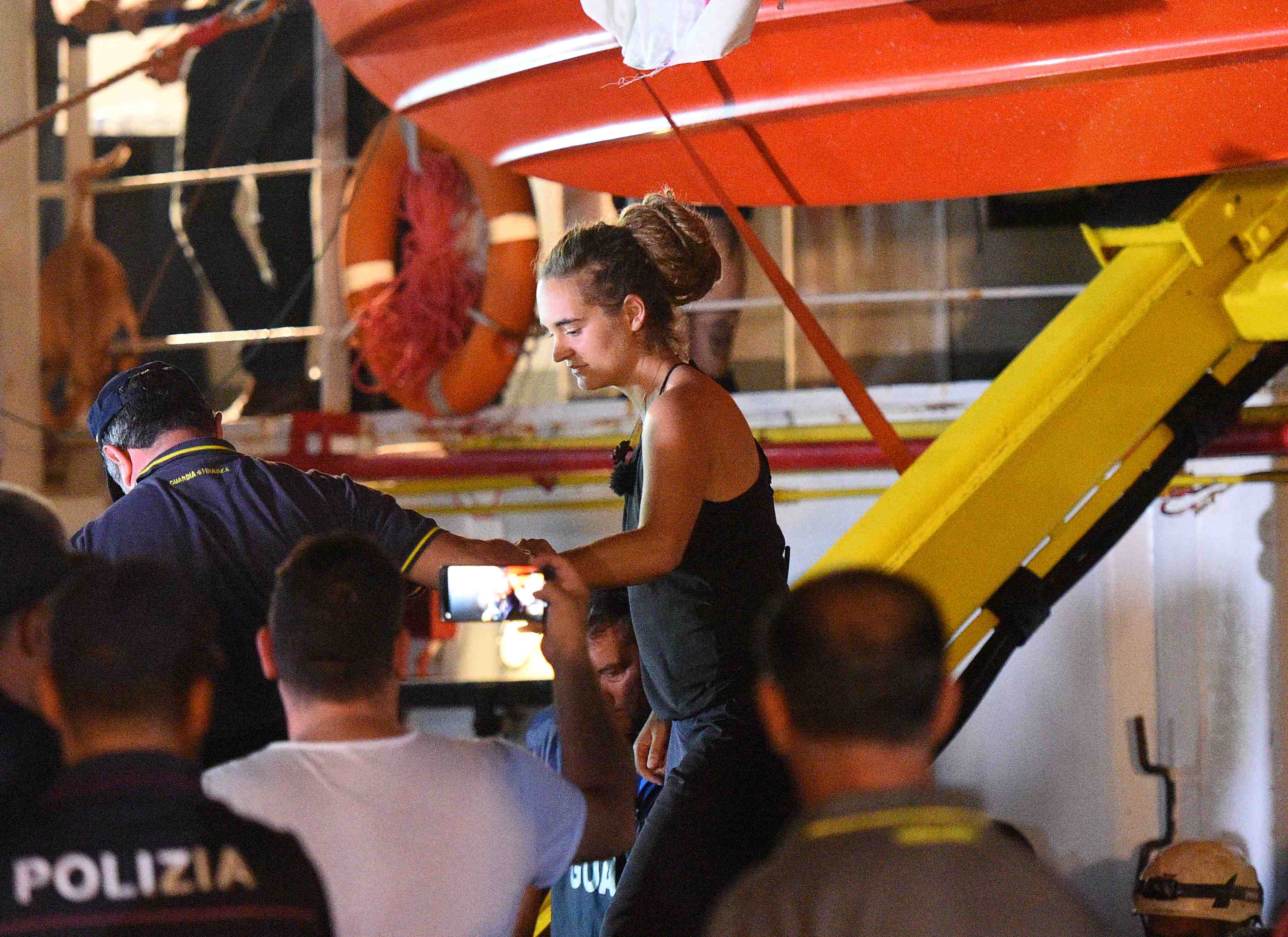 La capitaine du sea-watch arretee pour s'etre amarree en italie