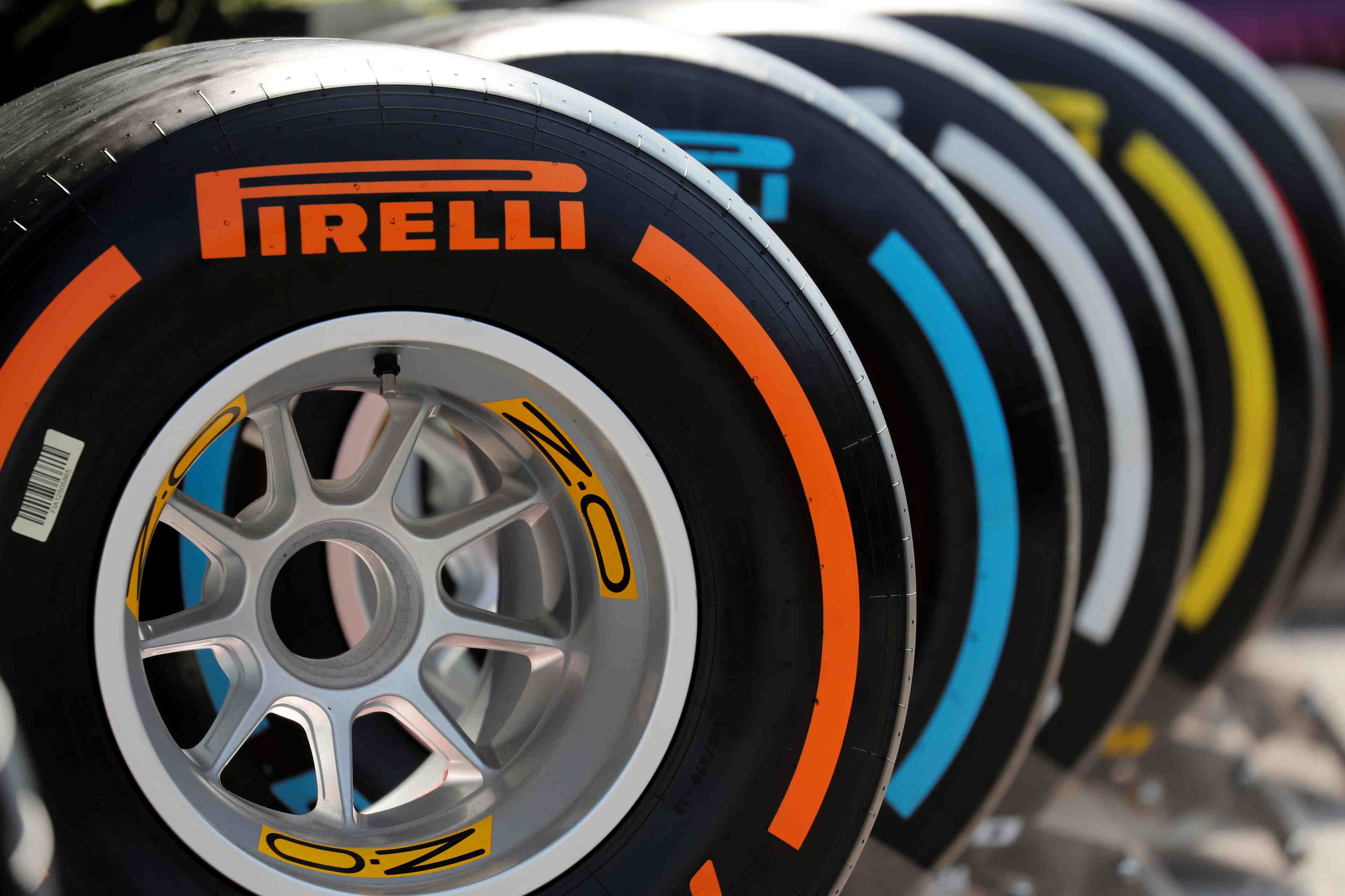 Pirelli abaisse encore sa prevision de ventes annuelles
