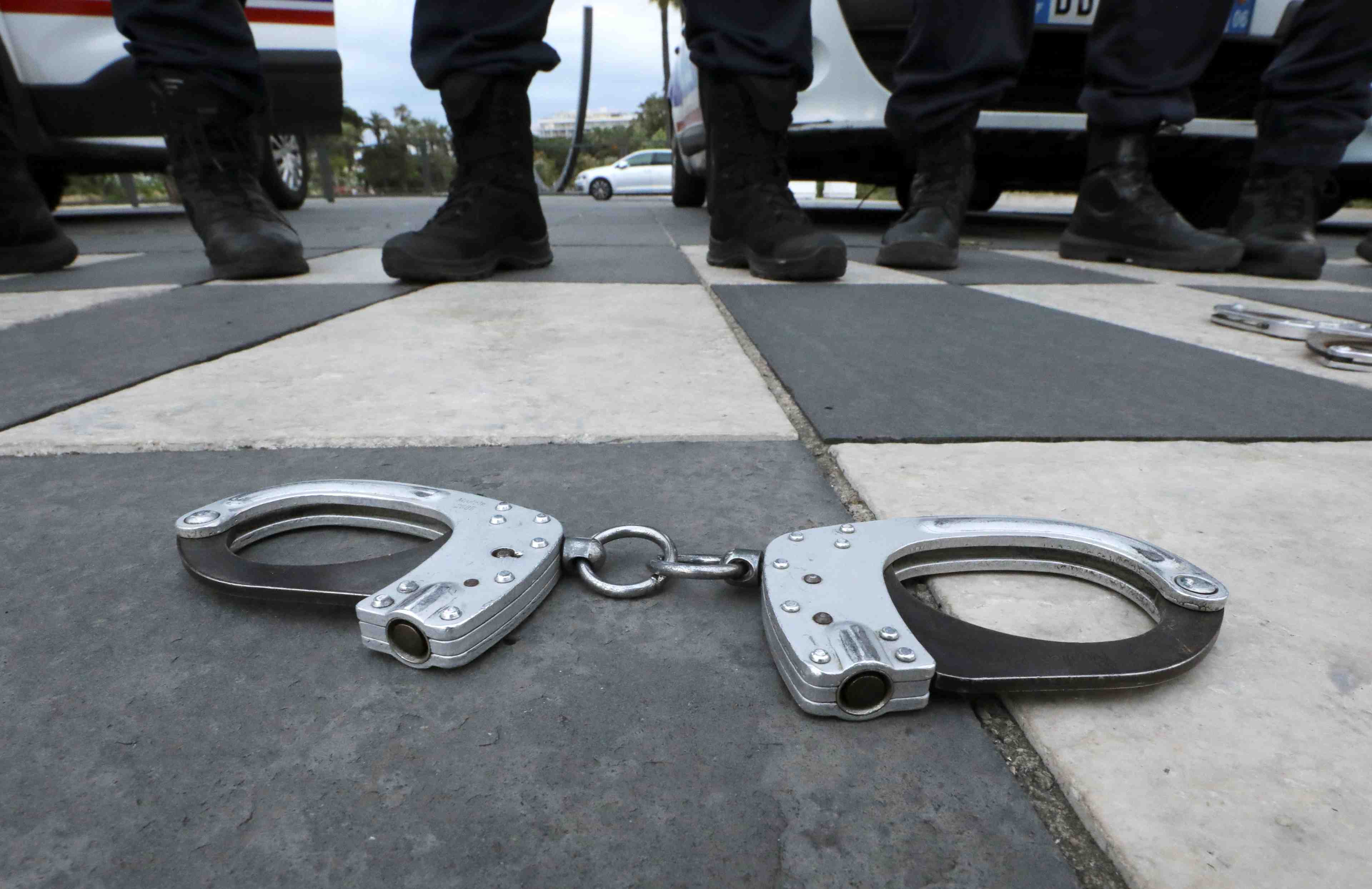 France: les policiers restent autorises a utiliser la "cle d'etranglement"