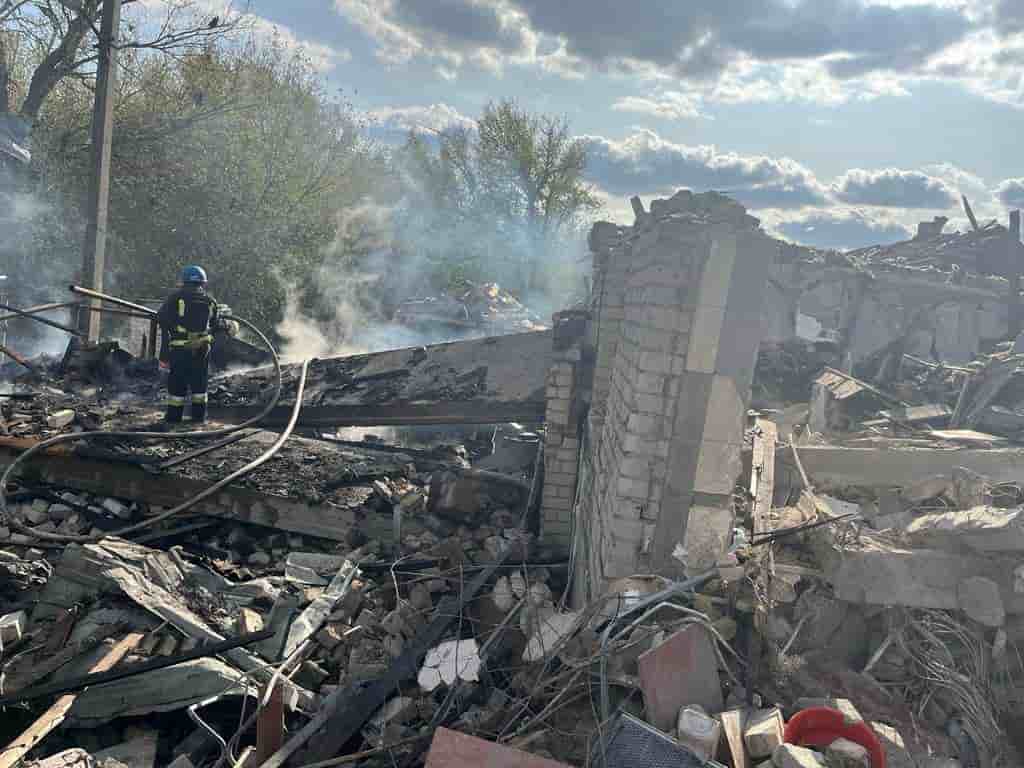 Des pompiers travaillent sur le site d'une frappe militaire russe, dans le village de groza