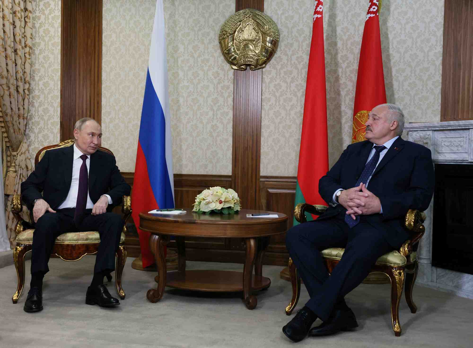 Le president bielorusse alexandre loukachenko et le president russe vladimir poutine se rencontrent a minsk