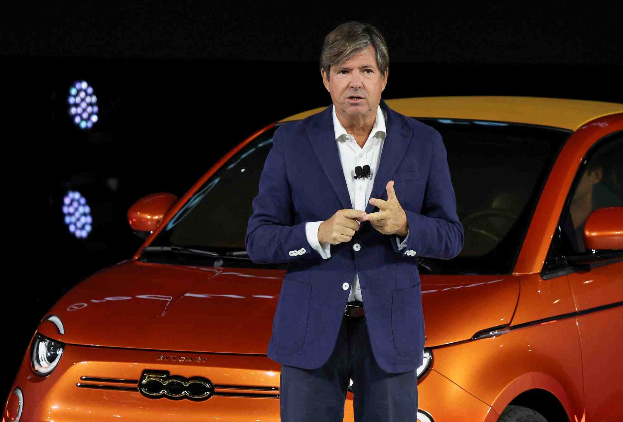Olivier francois, directeur general de fiat, presentant la fiat 500 bvlgari electrique