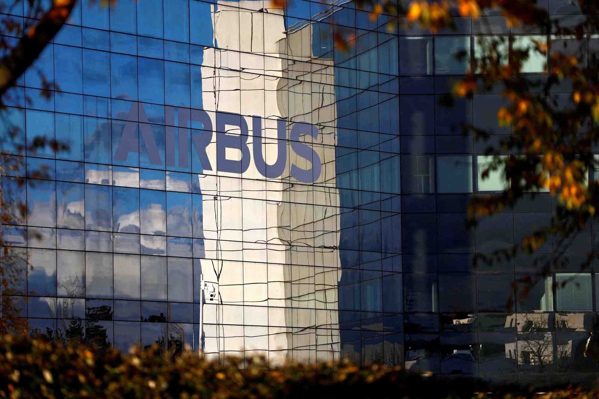 Le logo d'airbus a elancourt