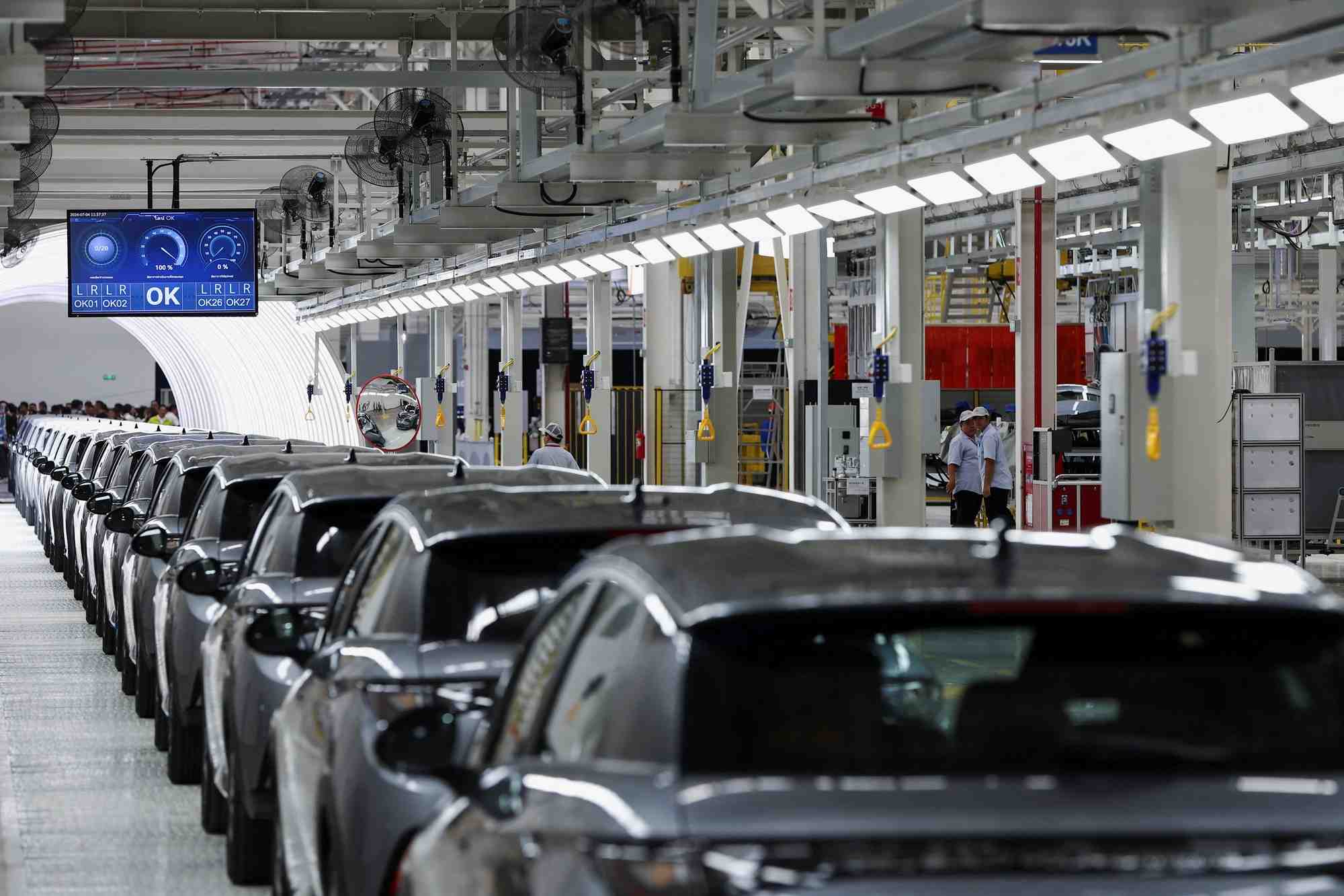 Des voitures electriques sont photographiees a l'interieur l'usine de byd a rayong, en thailande