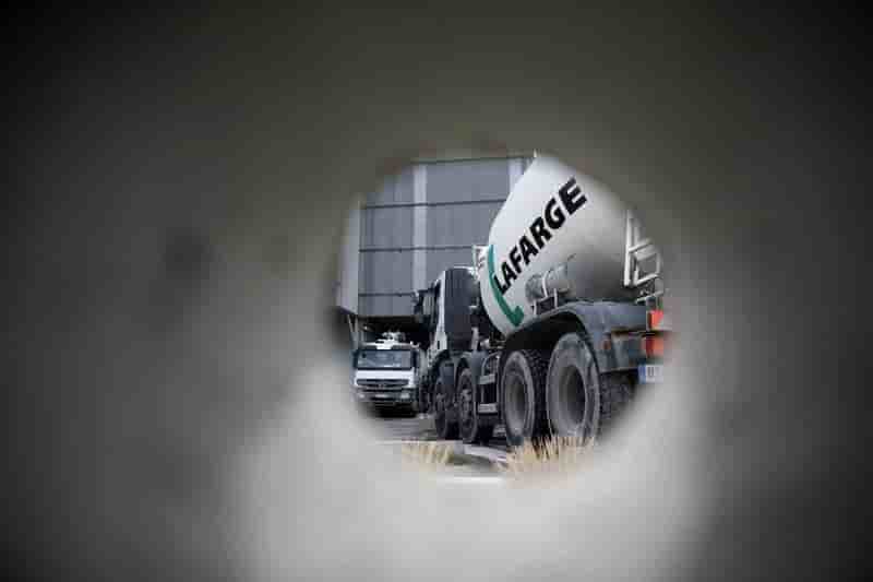 Lafarge, deuxieme plus forte baisse du cac 40 a mi-seance