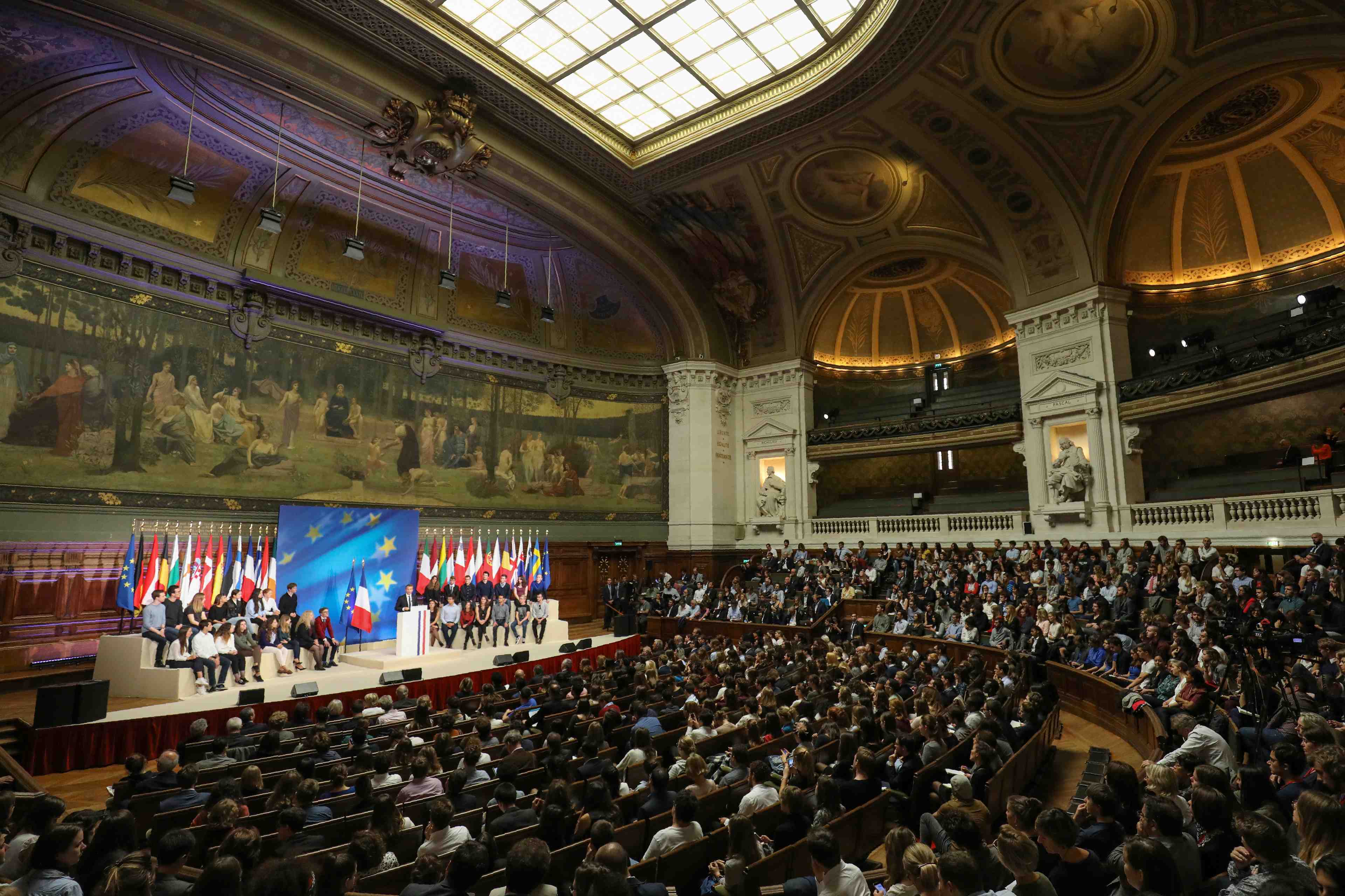 Macron invite les jeunes polonais a organiser des debats sur l'europe