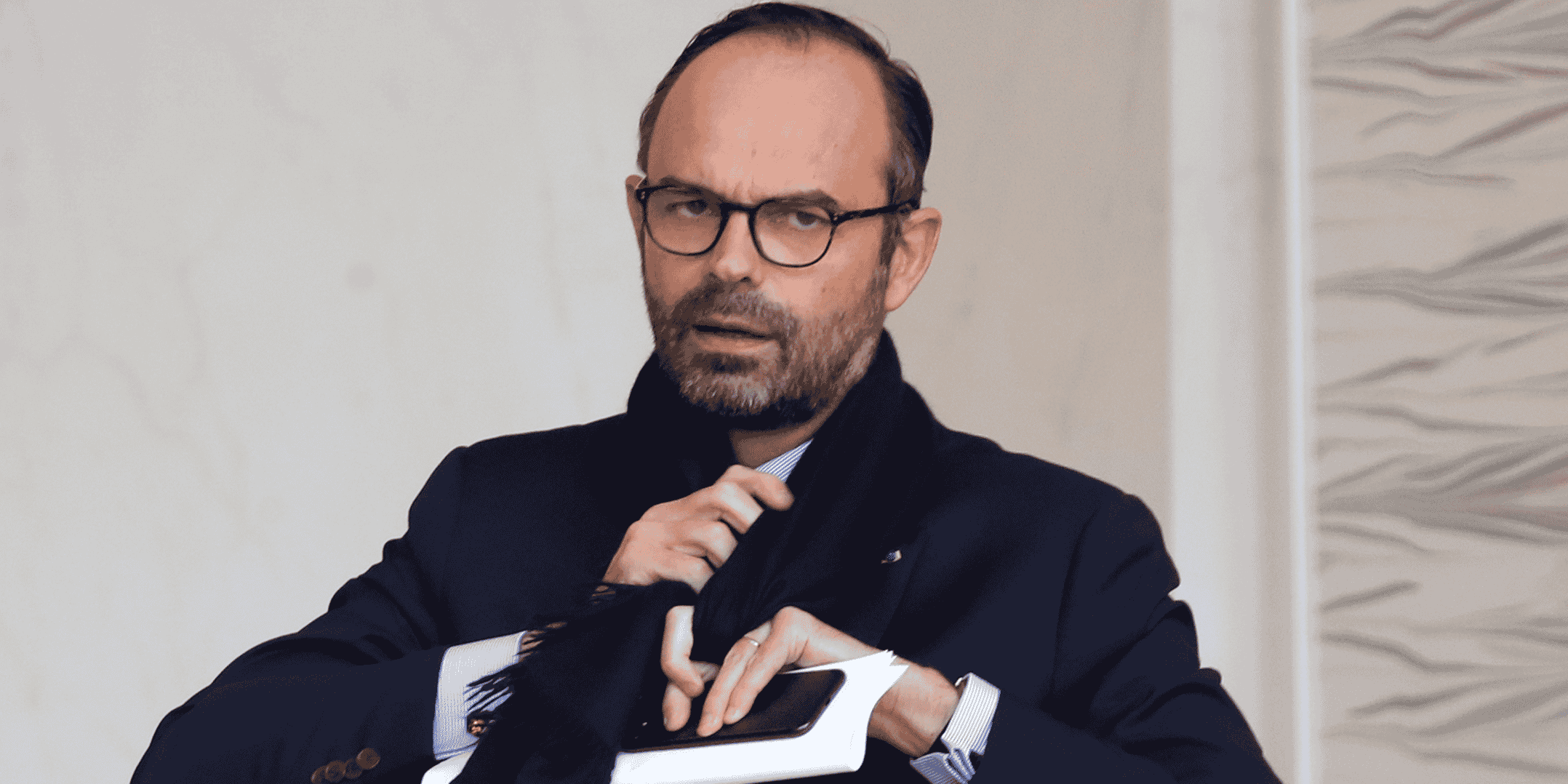 Les cotes de macron et philippe en baisse
