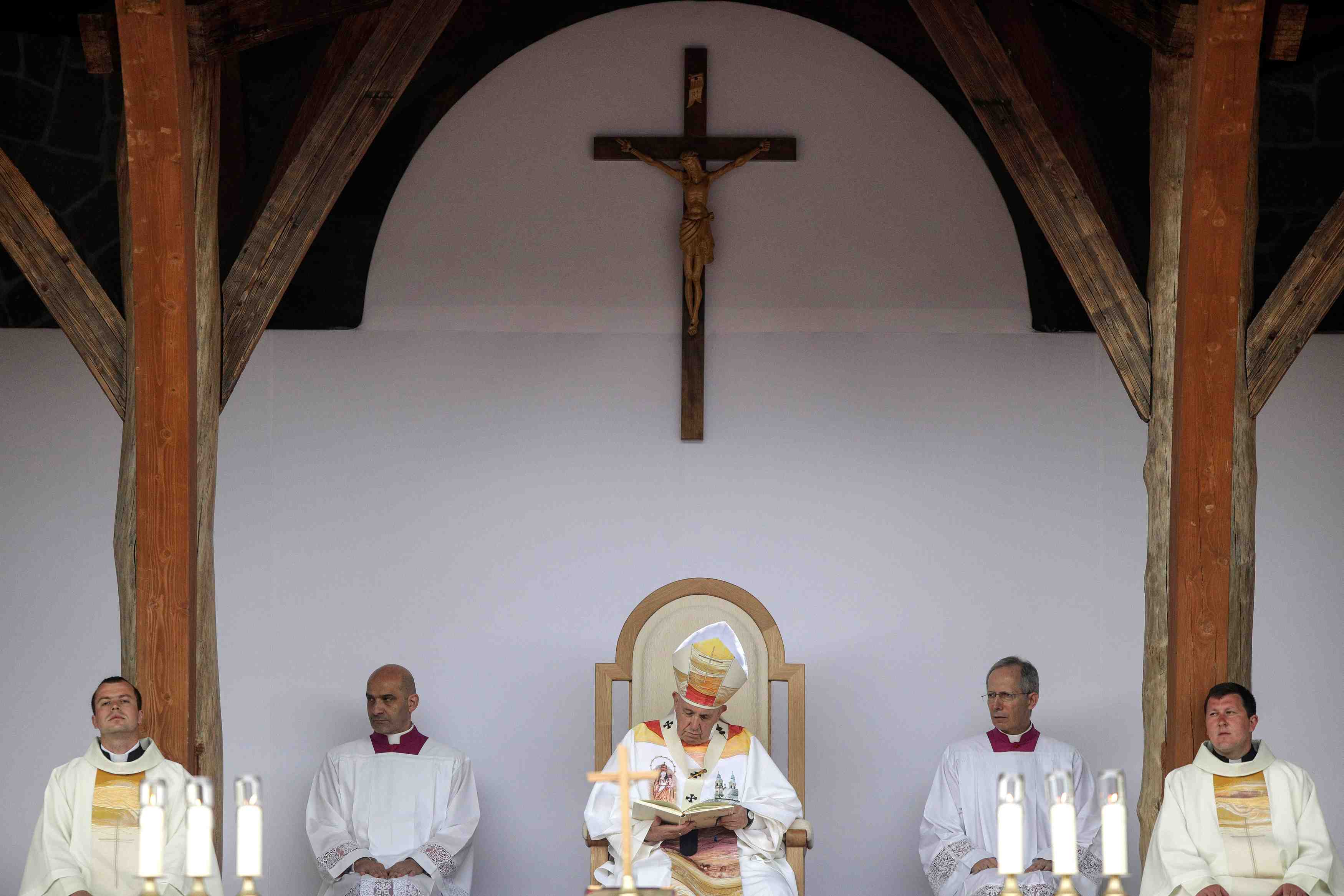 Le pape invite roumains et hongrois de souche a "vivre ensemble"