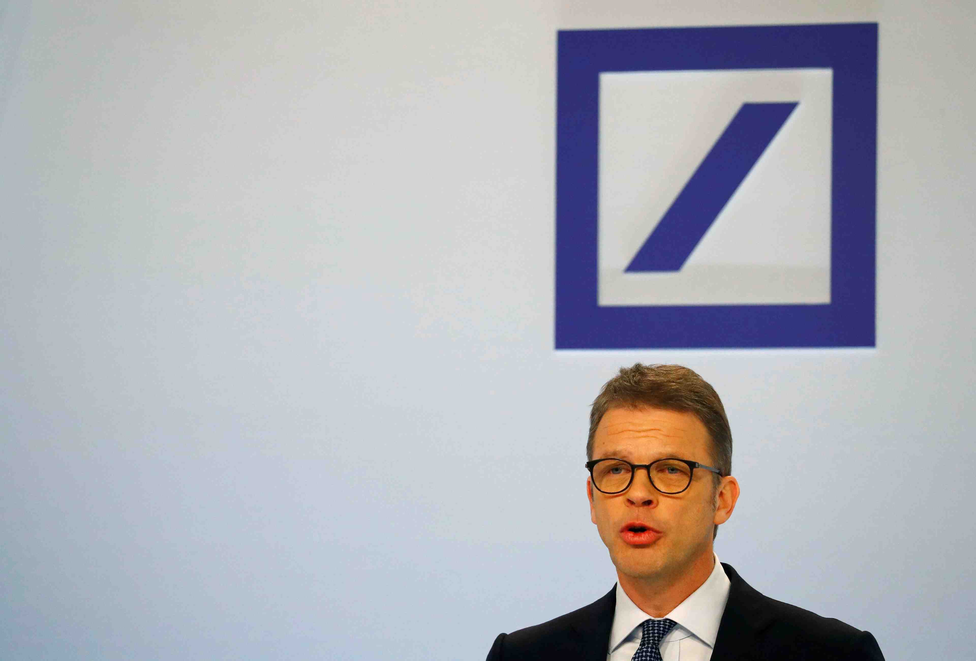 Le patron de deutsche bank reprimande des employes pour des costumes