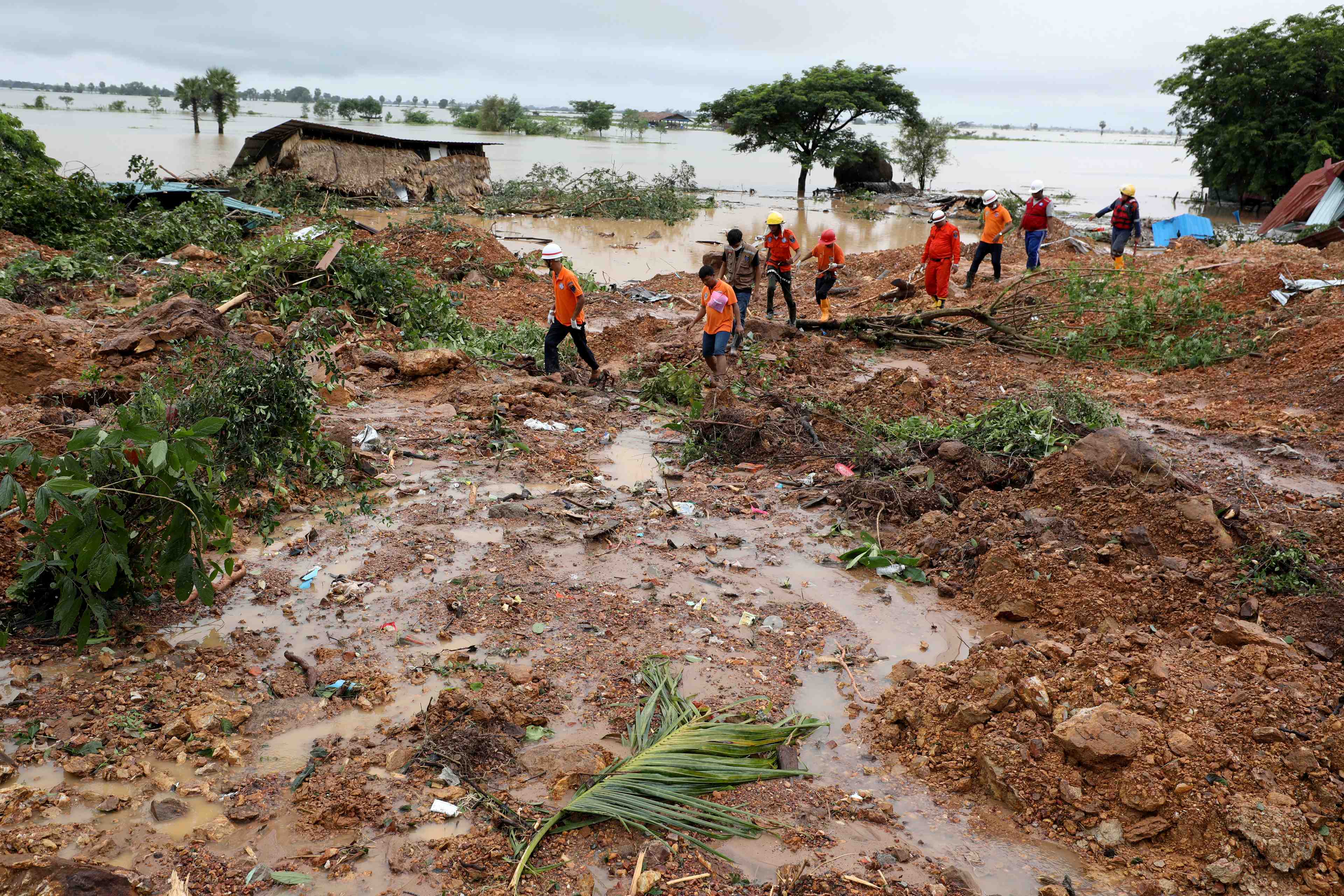 Birmanie: dix morts apres un glissement de terrain