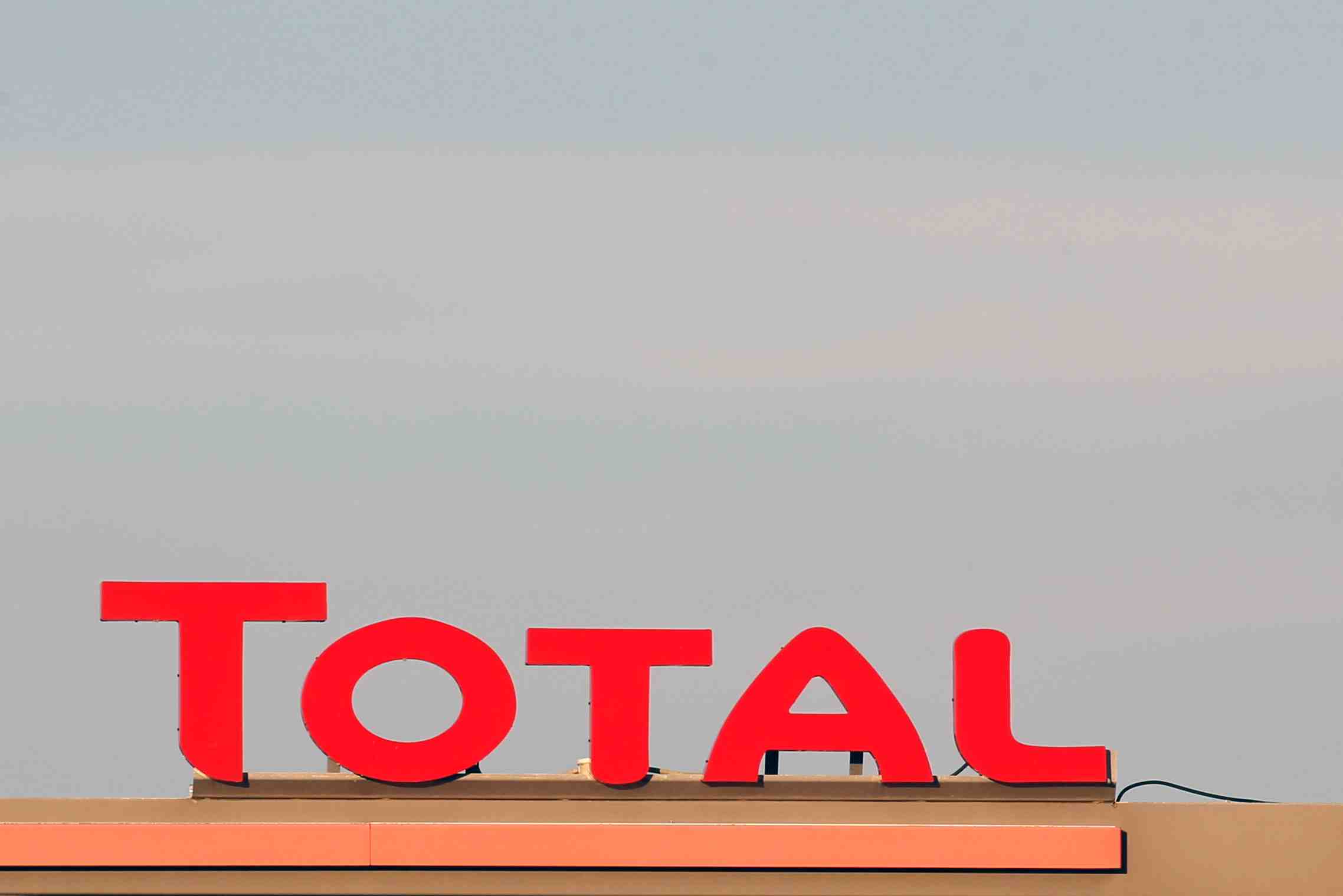 Total et eni choisis pour developper des blocs offshore en angola
