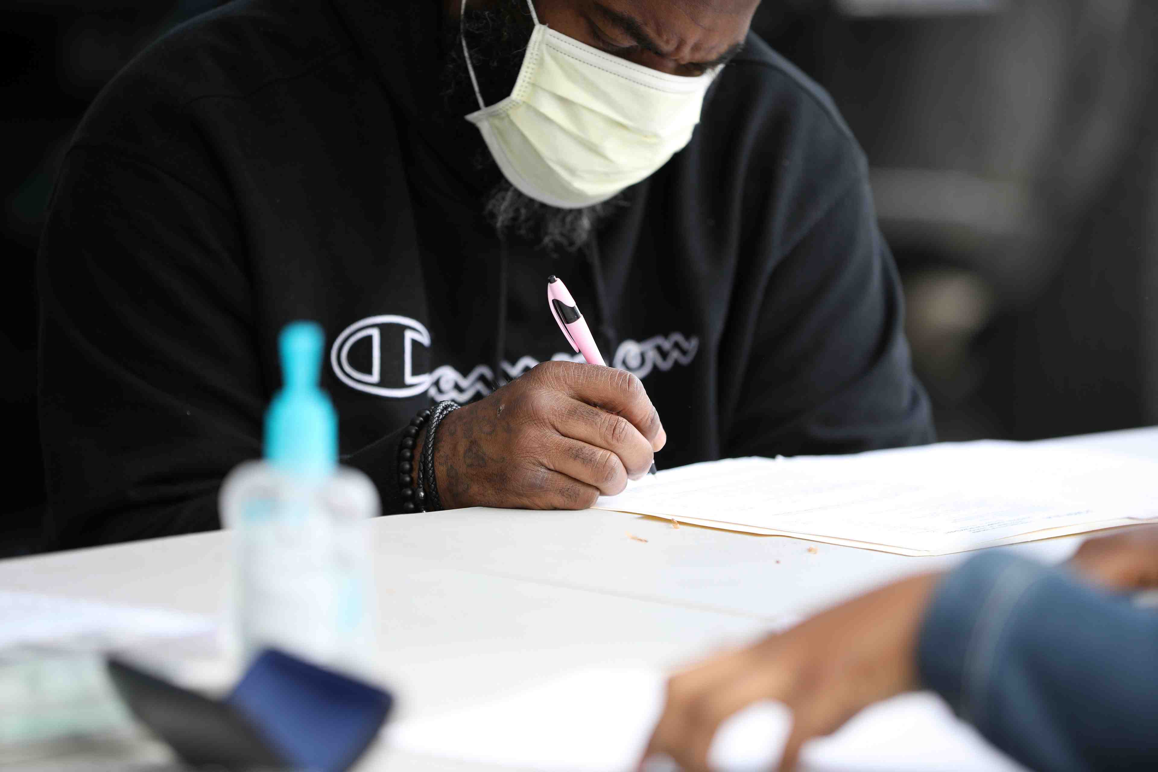 Usa: dix ans de creations d'emplois effaces en 5 semaines