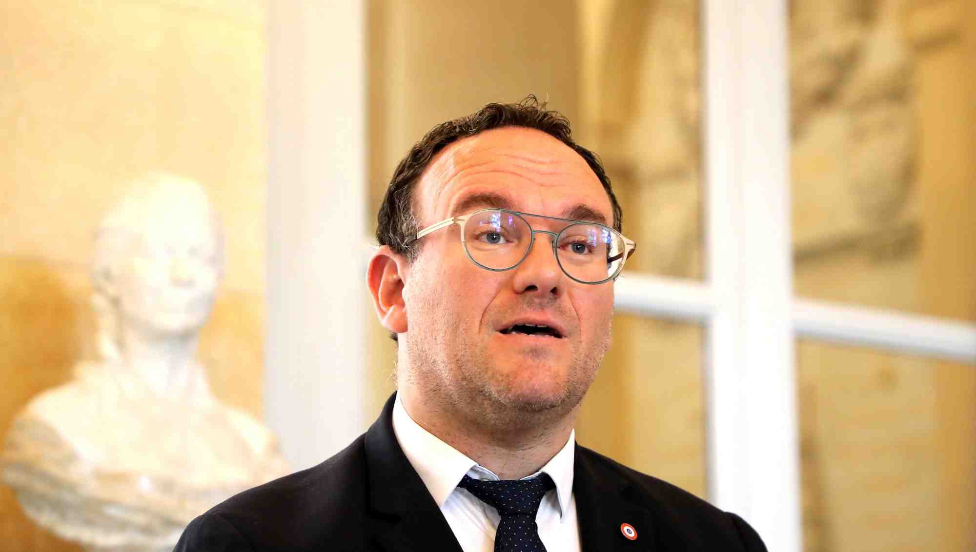 France: enquete ouverte sur abad pour tentative de viol