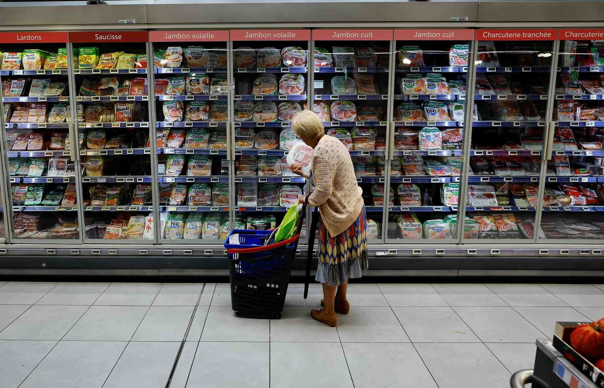 Photo d'une femme qui fait ses courses dans un supermarche a nice