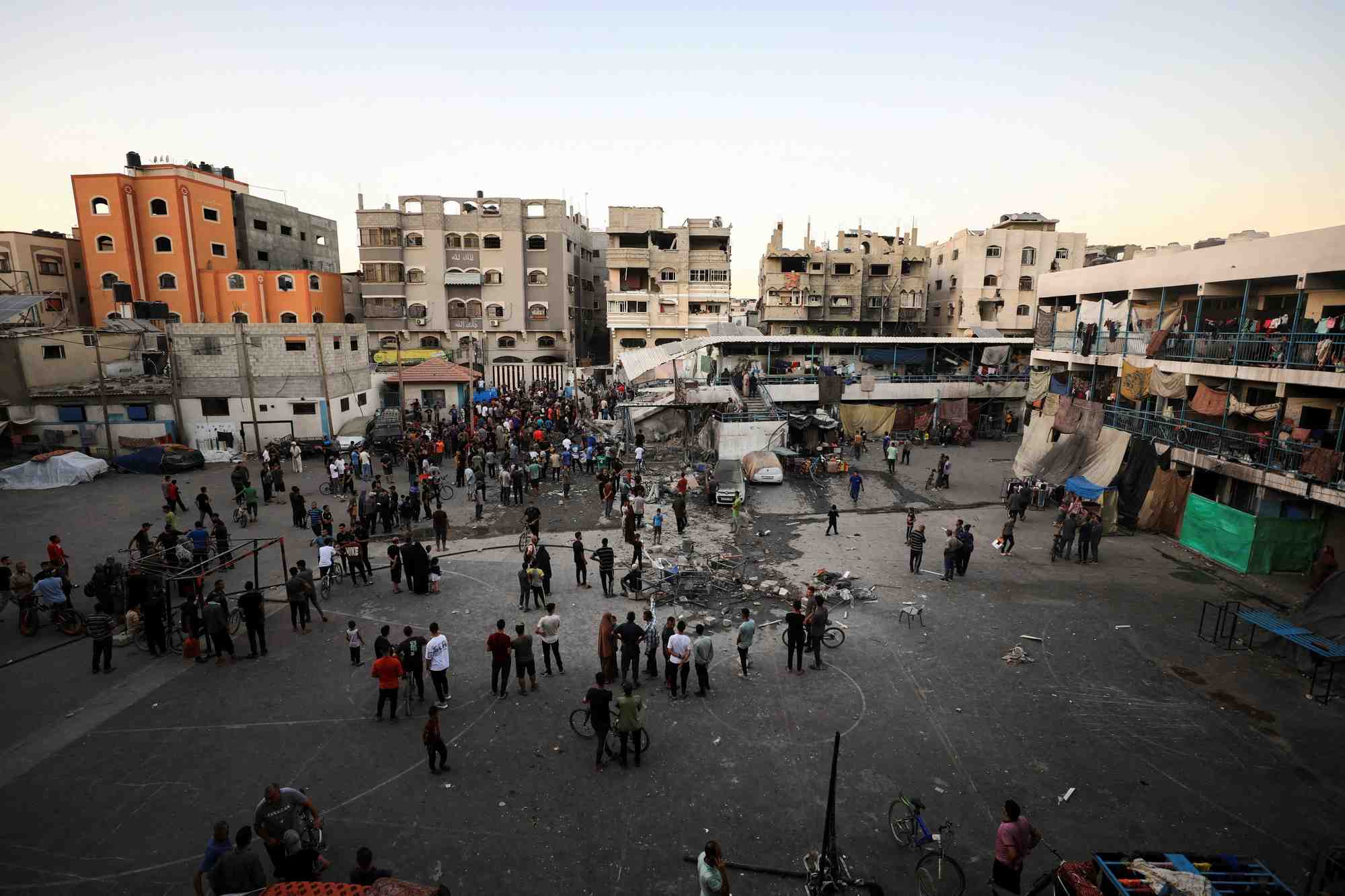 Des palestiniens se rassemblent devant une ecole de l'onu abritant des personnes deplacees, a la suite d'une frappe israelienne, dans le cadre du conflit entre israel et le hamas, dans la ville de gaza.