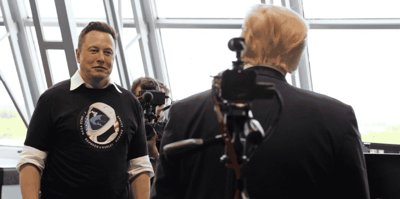 Elon Musk (à gauche) avec l'ancien président américain Donald Trump (de dos).