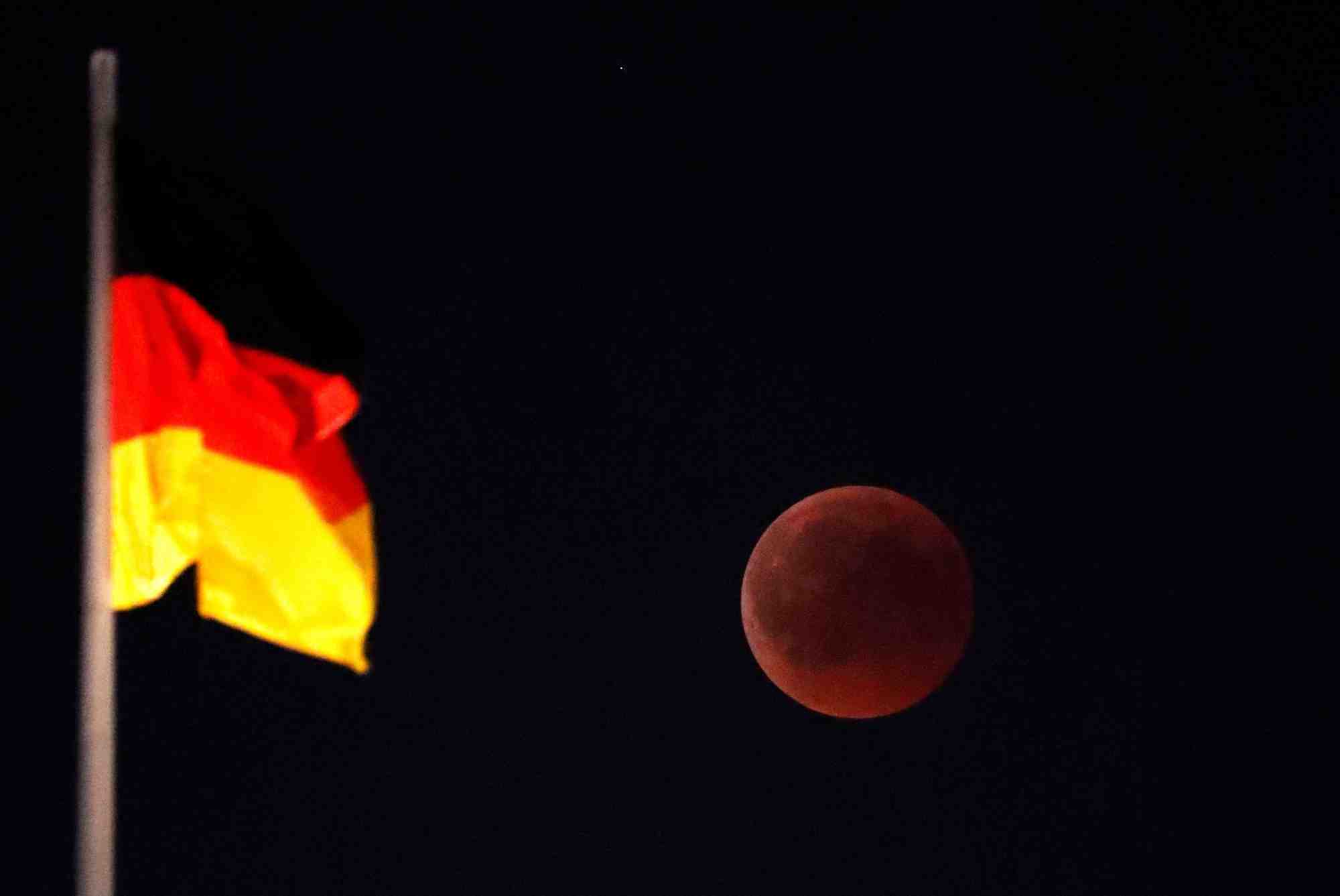 Le drapeau allemand au sommet du batiment du reichstag a berlin