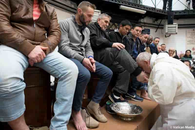 Le pape francois lave les pieds de 12 prisonniers a rome