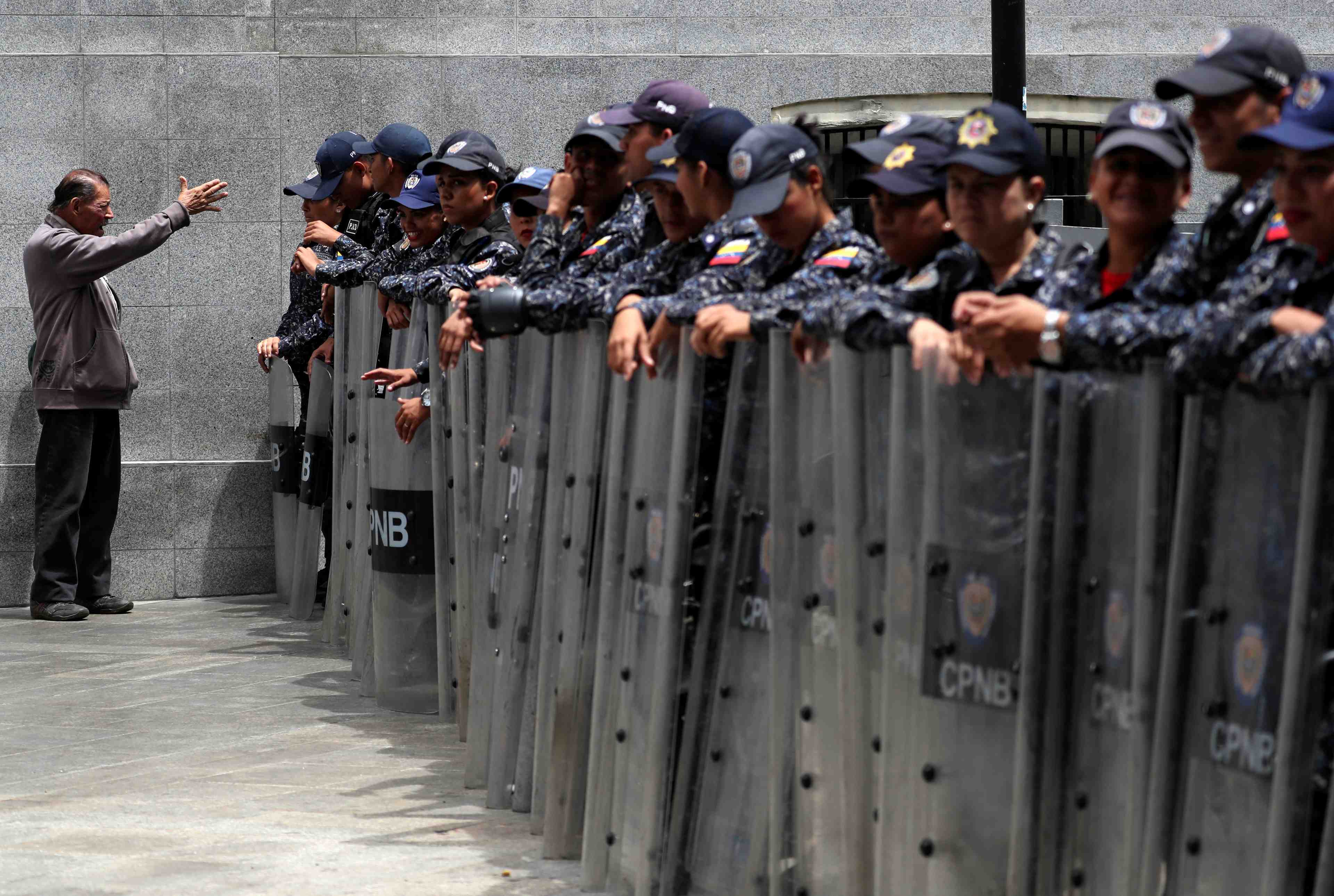 Venezuela: des deputes de l'opposition interdits d'acces au parlement