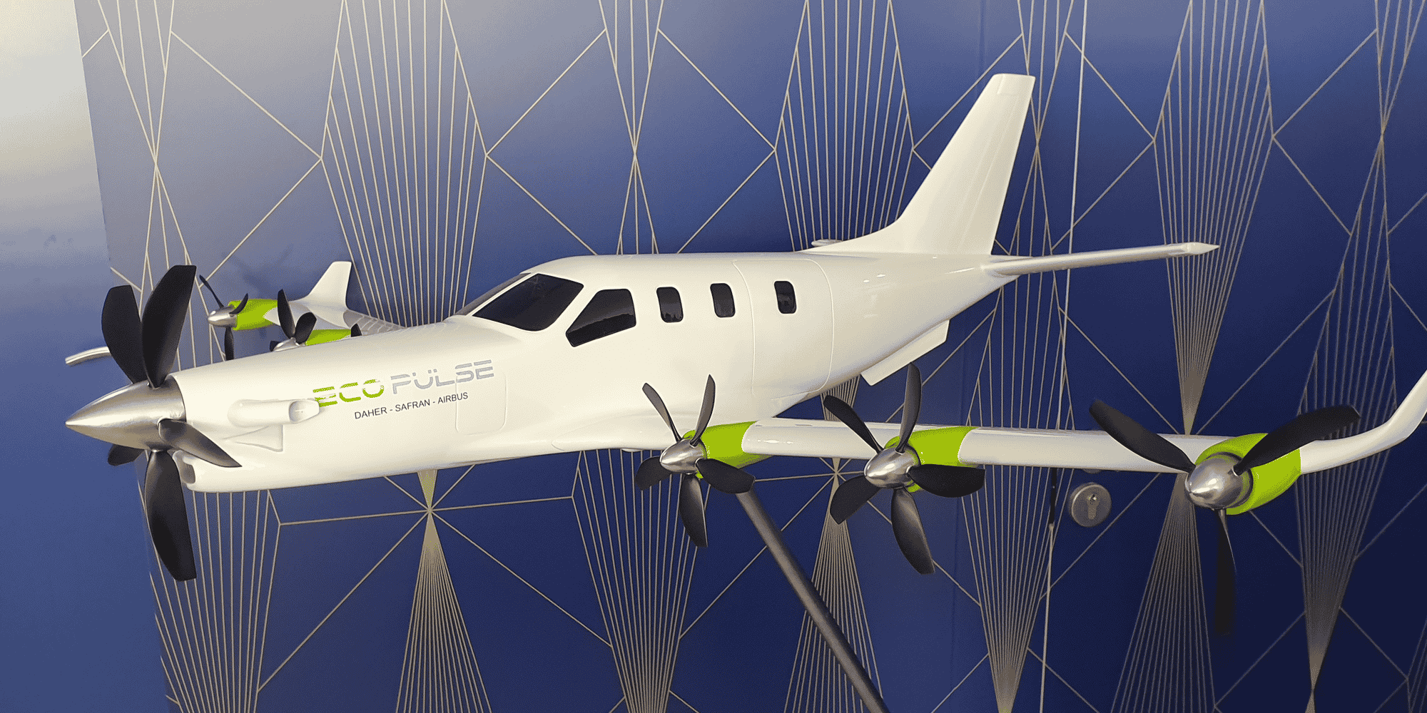 Airbus, Daher et Safran ont présenté au premier jour du salon du Bourget la maquette d'Ecopulse, un démonstrateur d'avion hybride à propulsion distribuée.