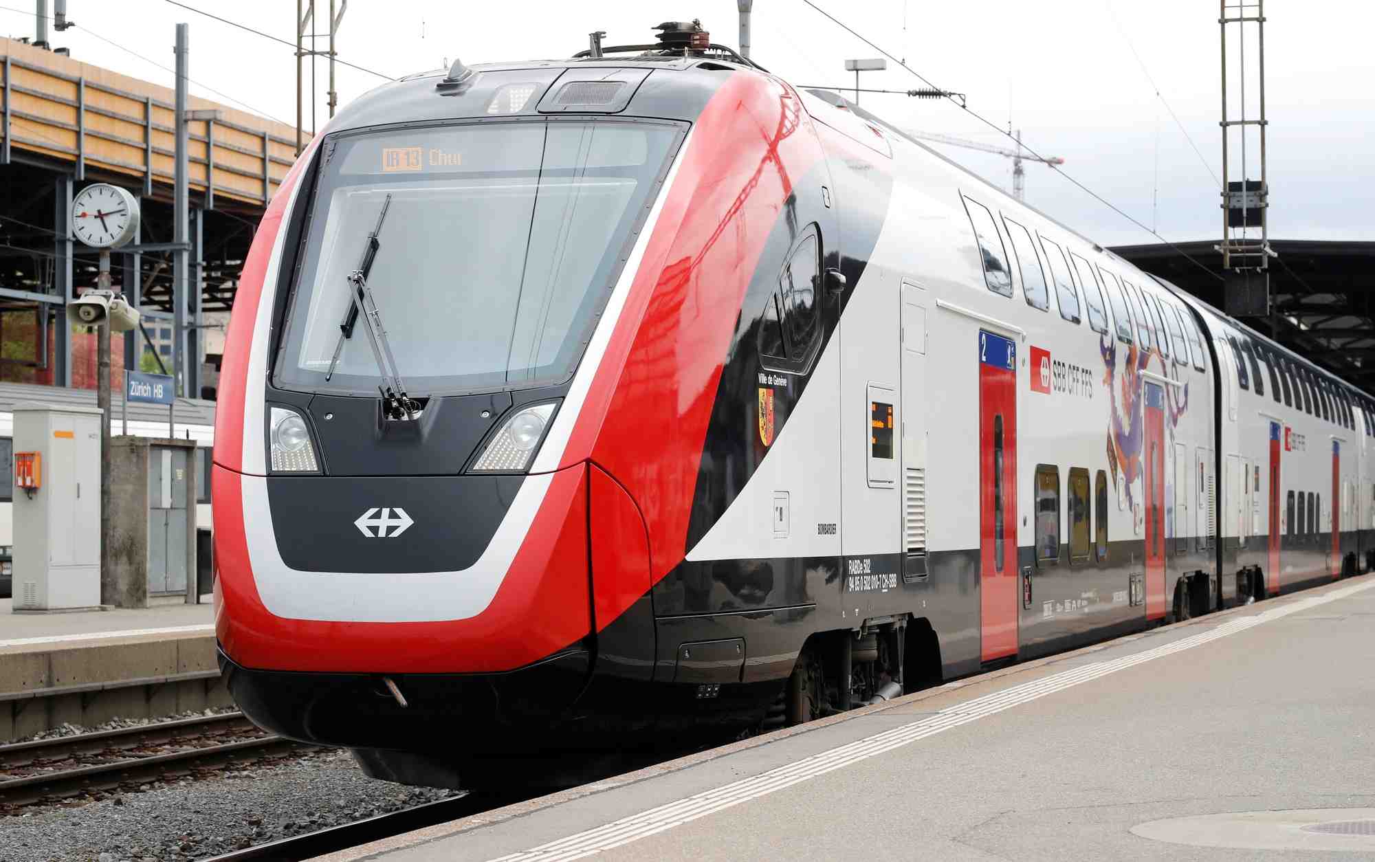 Exemple de la production récente de sa branche de matériel ferroviaire, le train à double étage Bombardier FV-Dosto "Ville de Genève" de l'opérateur ferroviaire suisse CFF en gare de Zurich (Suisse), le 29 avril 2019.