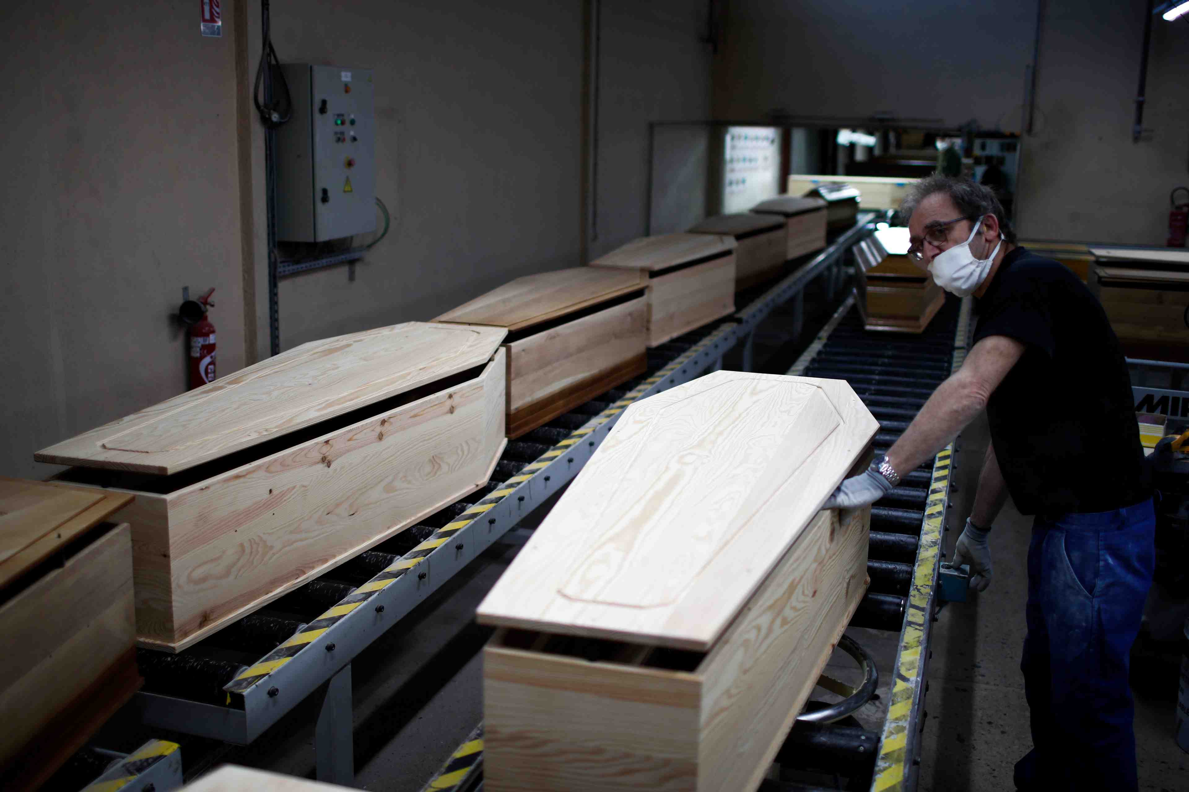 En france, le coronavirus place chaque maillon de la chaine funeraire sous tension