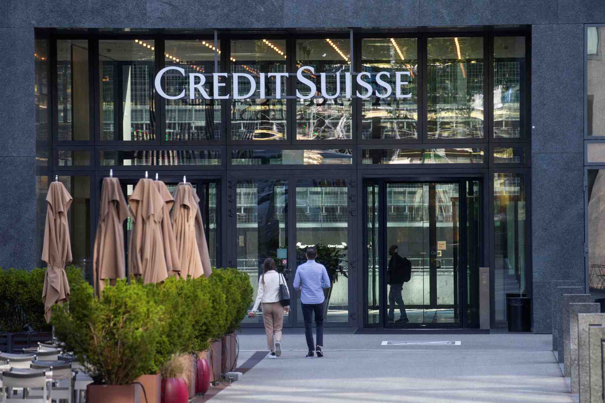 Le logo de credit suisse dans un immeuble a zurich