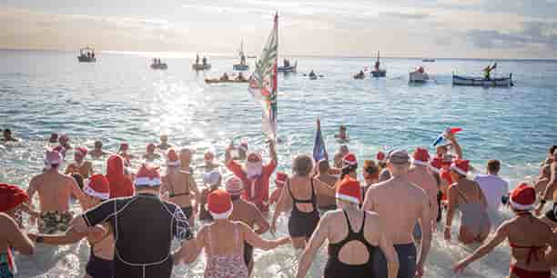 Le traditionnel bain de Noël à Nice, le 18 décembre 2022.