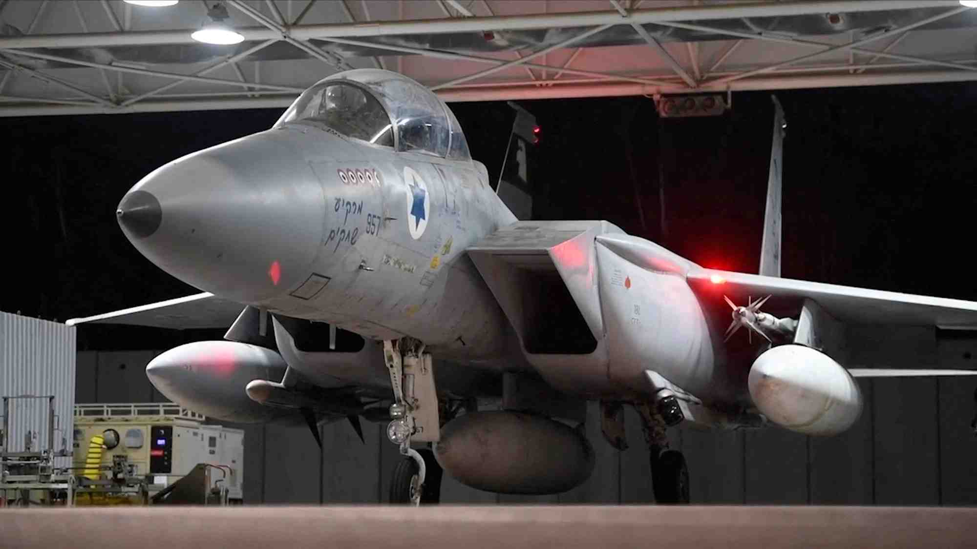 Une capture d'ecran montre un avion de l'armee de l'air qui, selon l'armee israelienne, s'apprete a effectuer des frappes sur l'iran