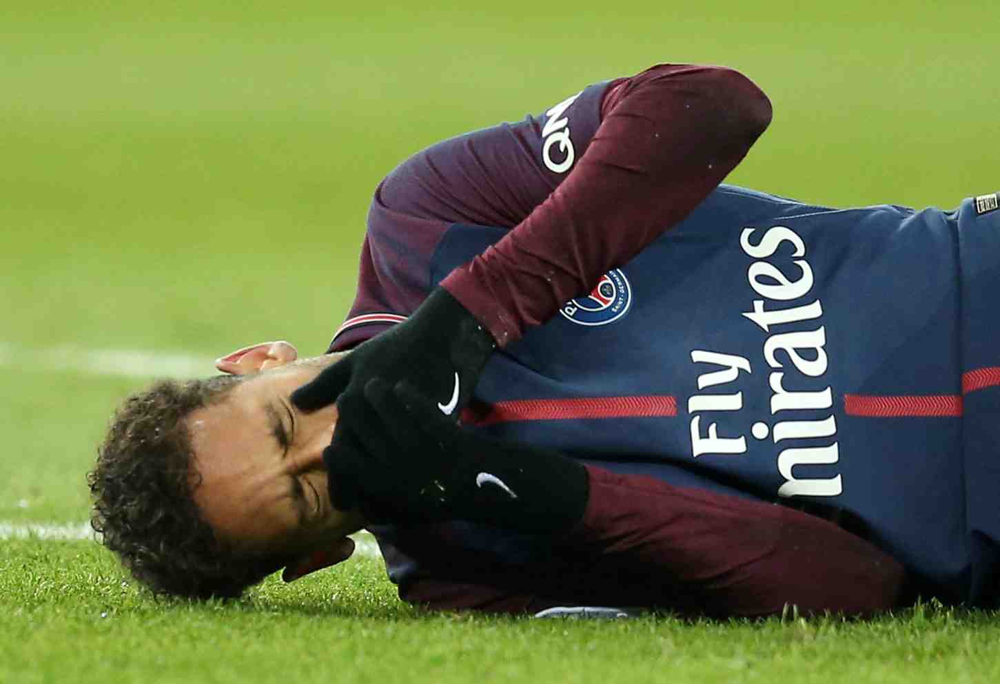 Le footballeur neymar opere avant un match decisif du psg