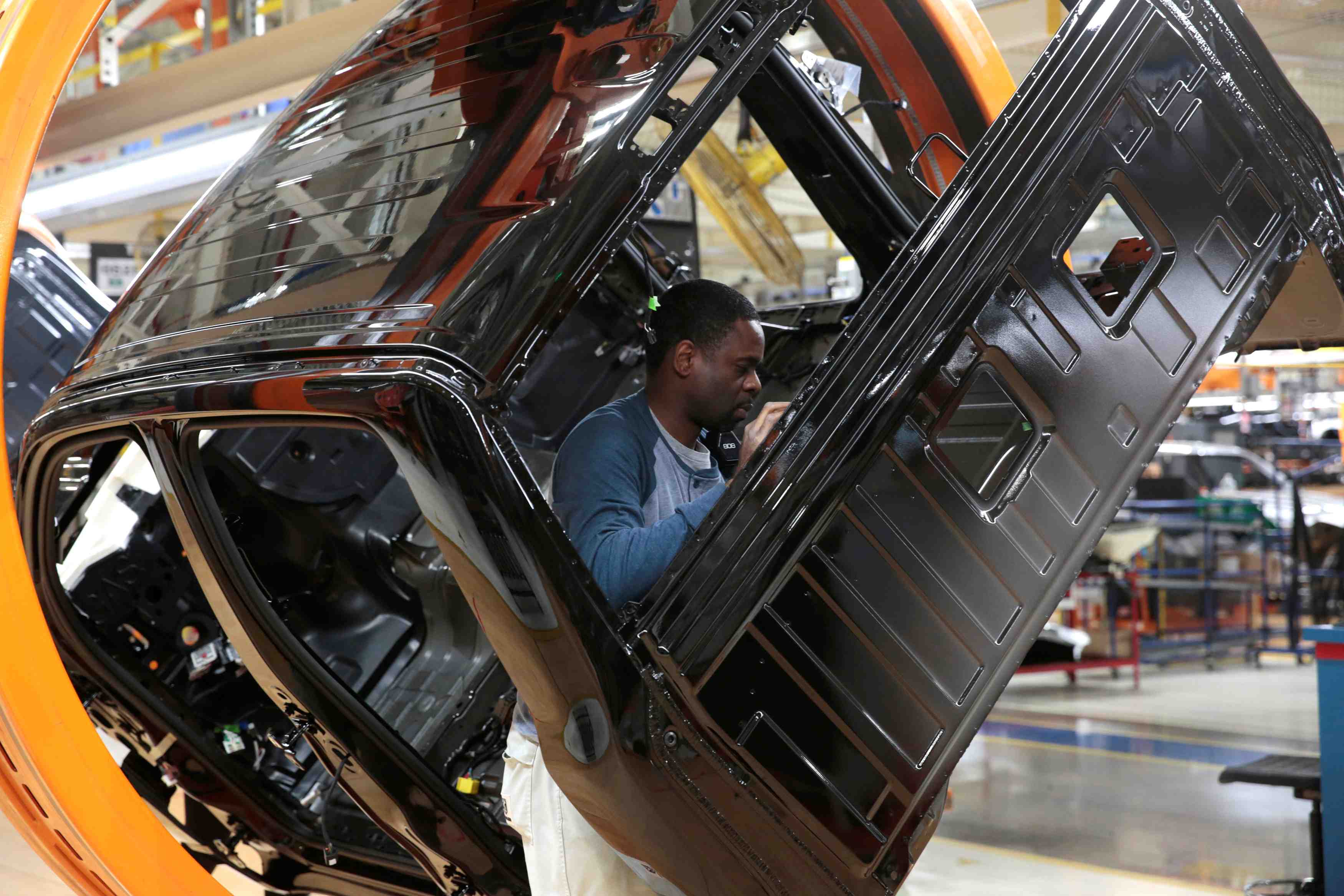 Usa: rebond des creations d'emplois en octobre, les salaires grimpent