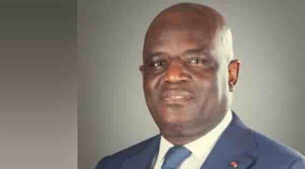 Régis Immogault est économiste en ancien ministre au Gabon ayant chapeauté plusieurs portefeuilles dont ceux de l'Economie et des Affaires étrangères.