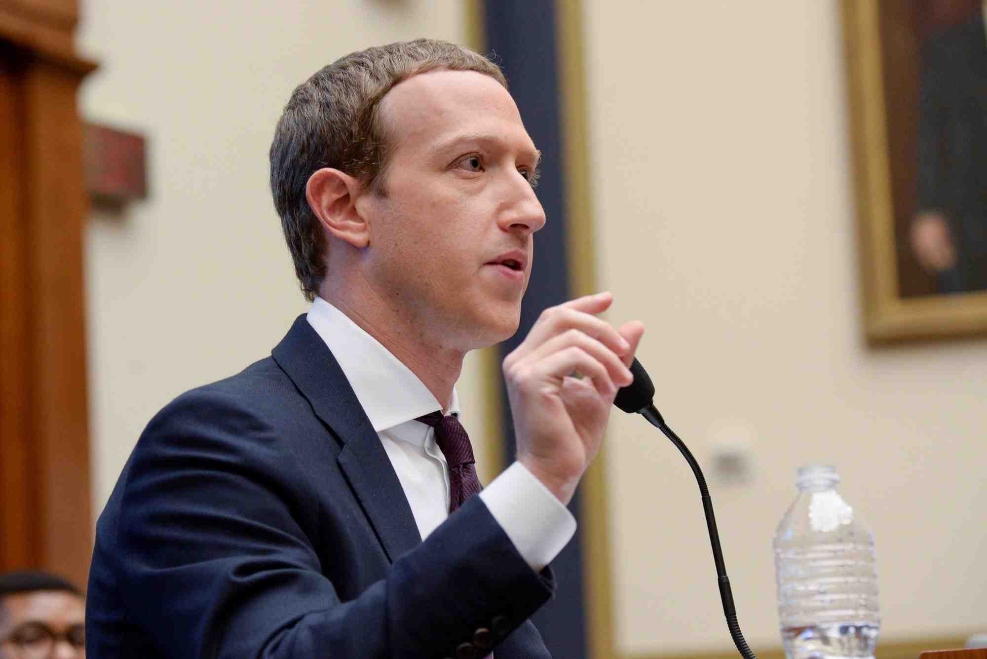 Zuckerberg defend les objectifs de facebook, critique au congres us