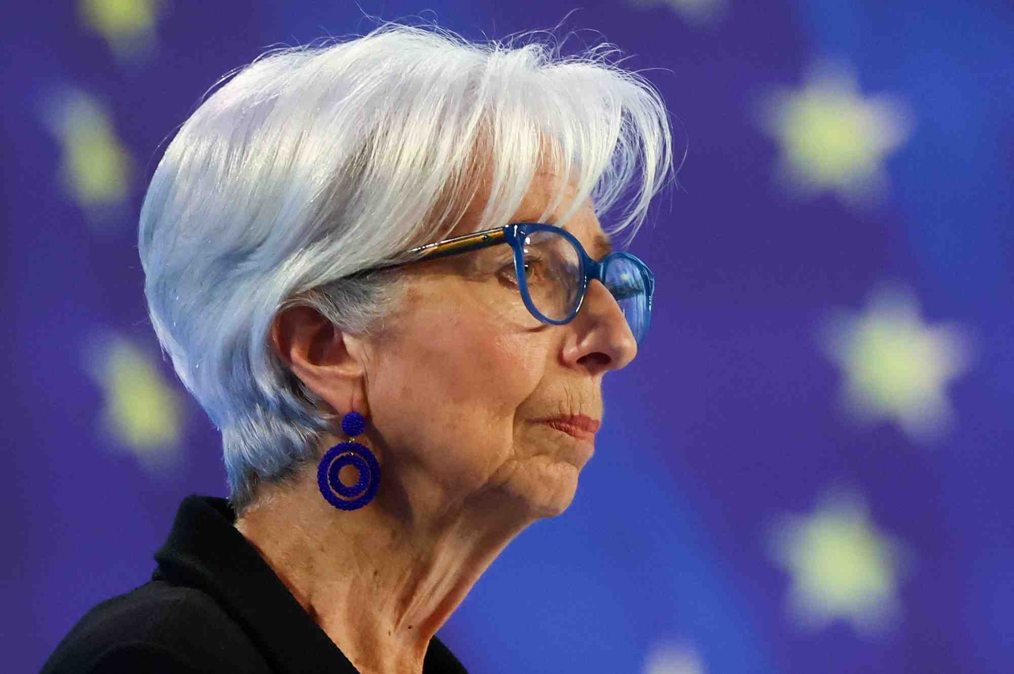 Christine lagarde, presidente de la banque centrale europeenne, s'adressant aux journalistes