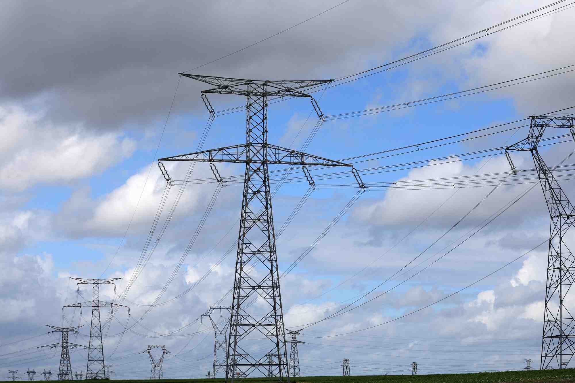 Des lignes electriques a haute tension en france